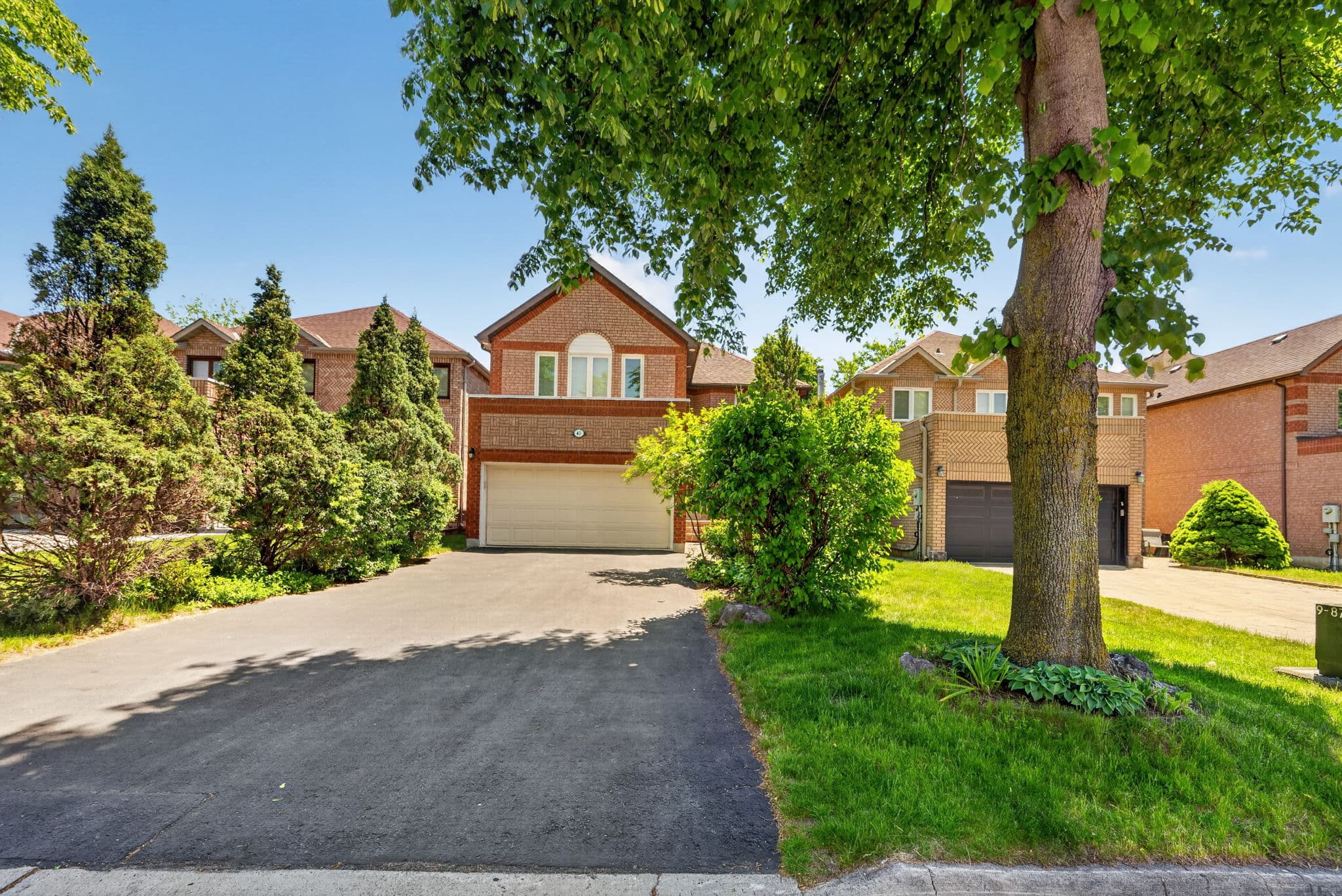 43 Rockwood Crescent Vaughan, ON L4J 7T2