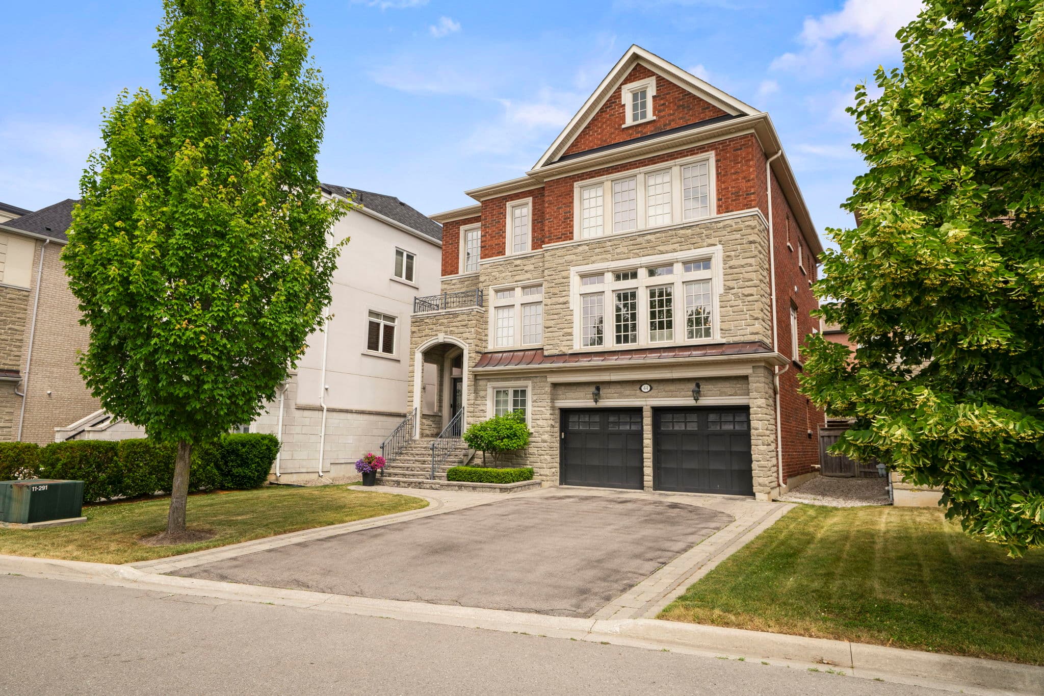 44 Chaiwood Ct Vaughan, ON L6A 0V9