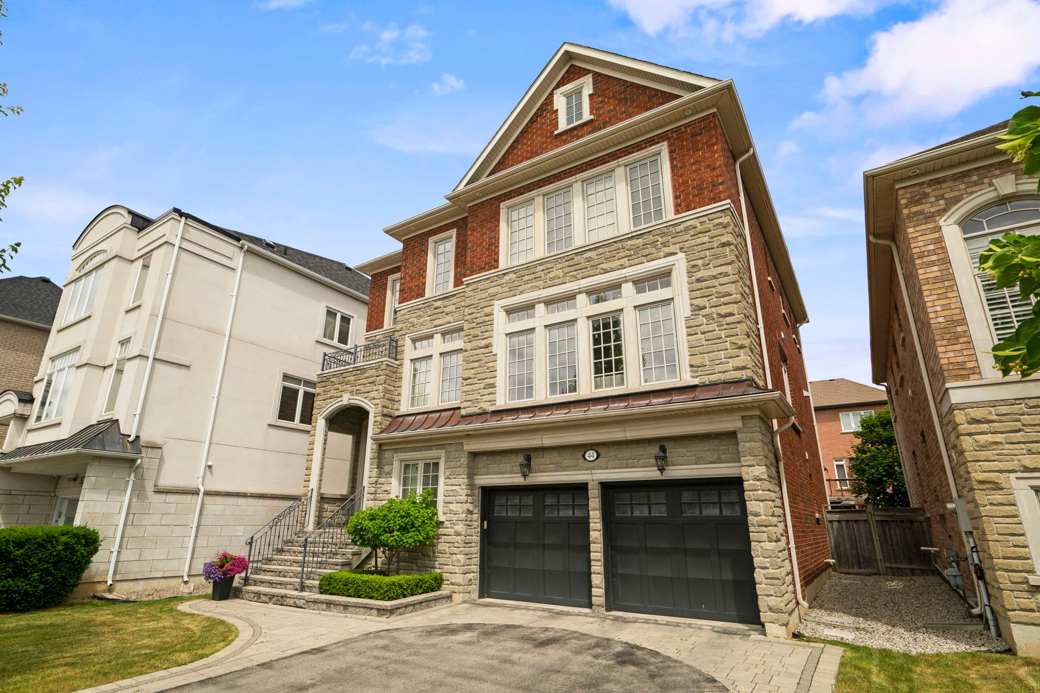 44 Chaiwood Ct Vaughan, ON L6A 0V9