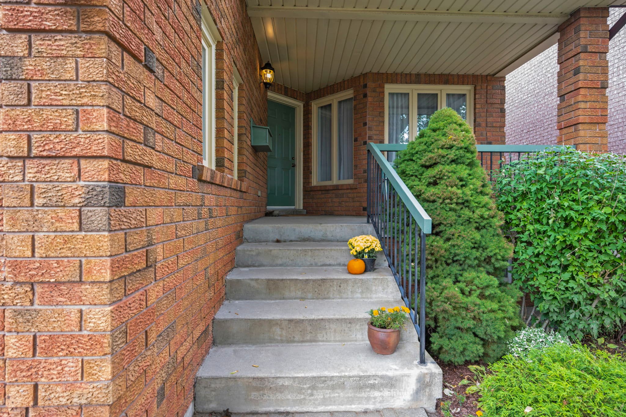 44 Jellicoe Ave Toronto, ON M8W 1W1