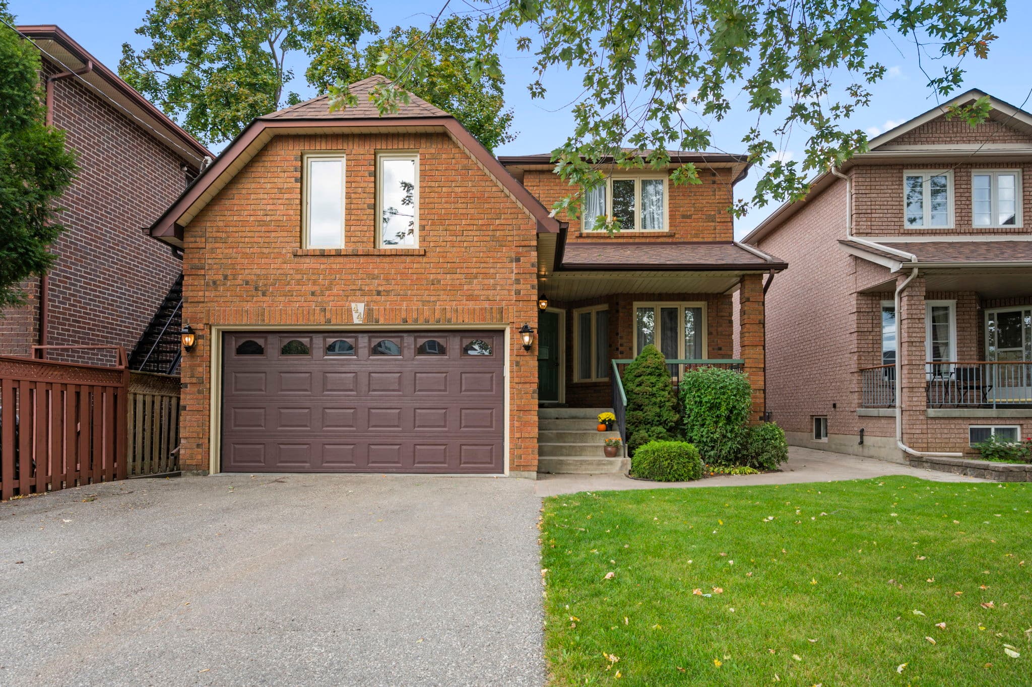 44 Jellicoe Ave Toronto, ON M8W 1W1