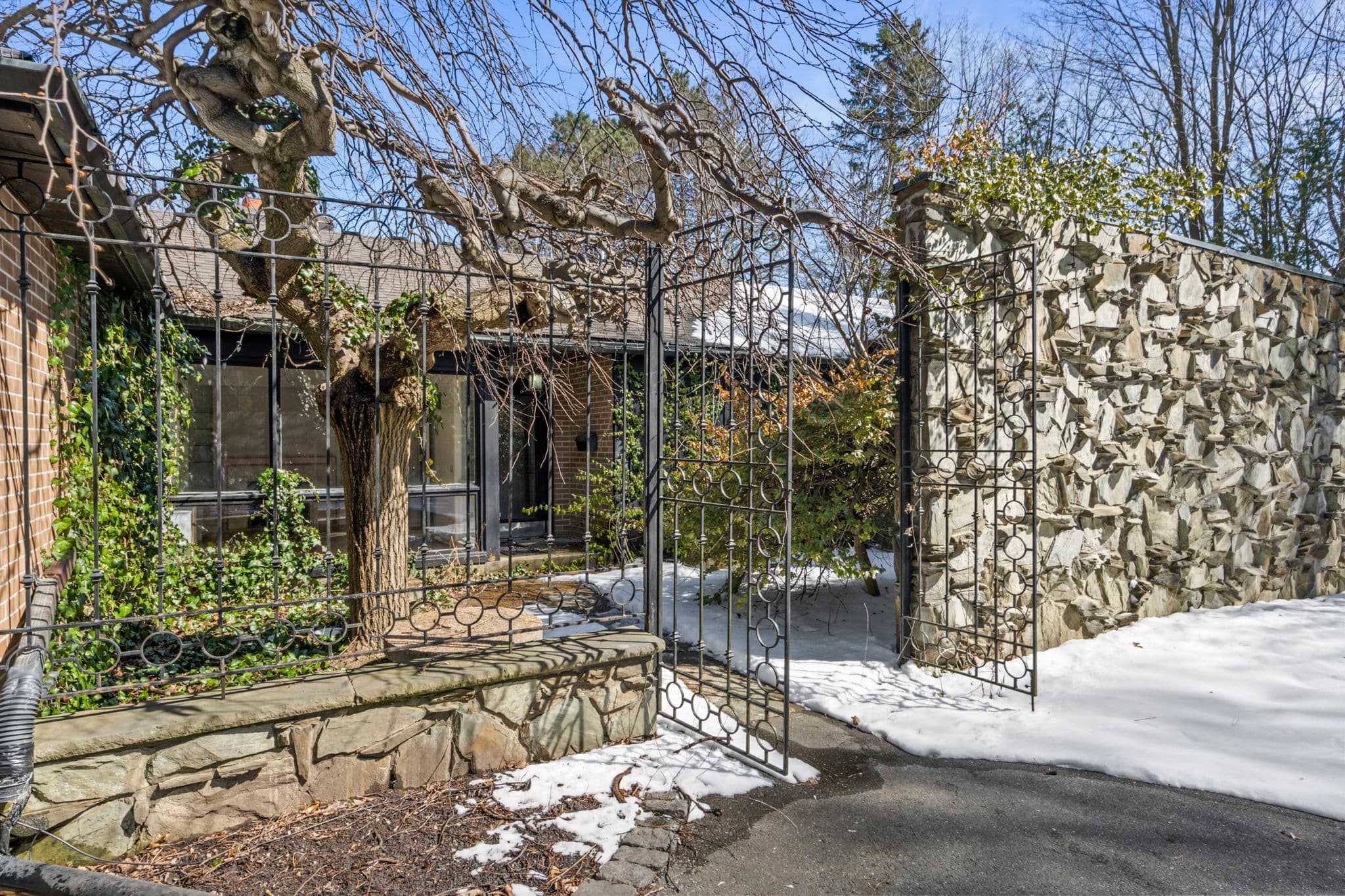 44 The Bridle Path Toronto, ON M2L 1C8