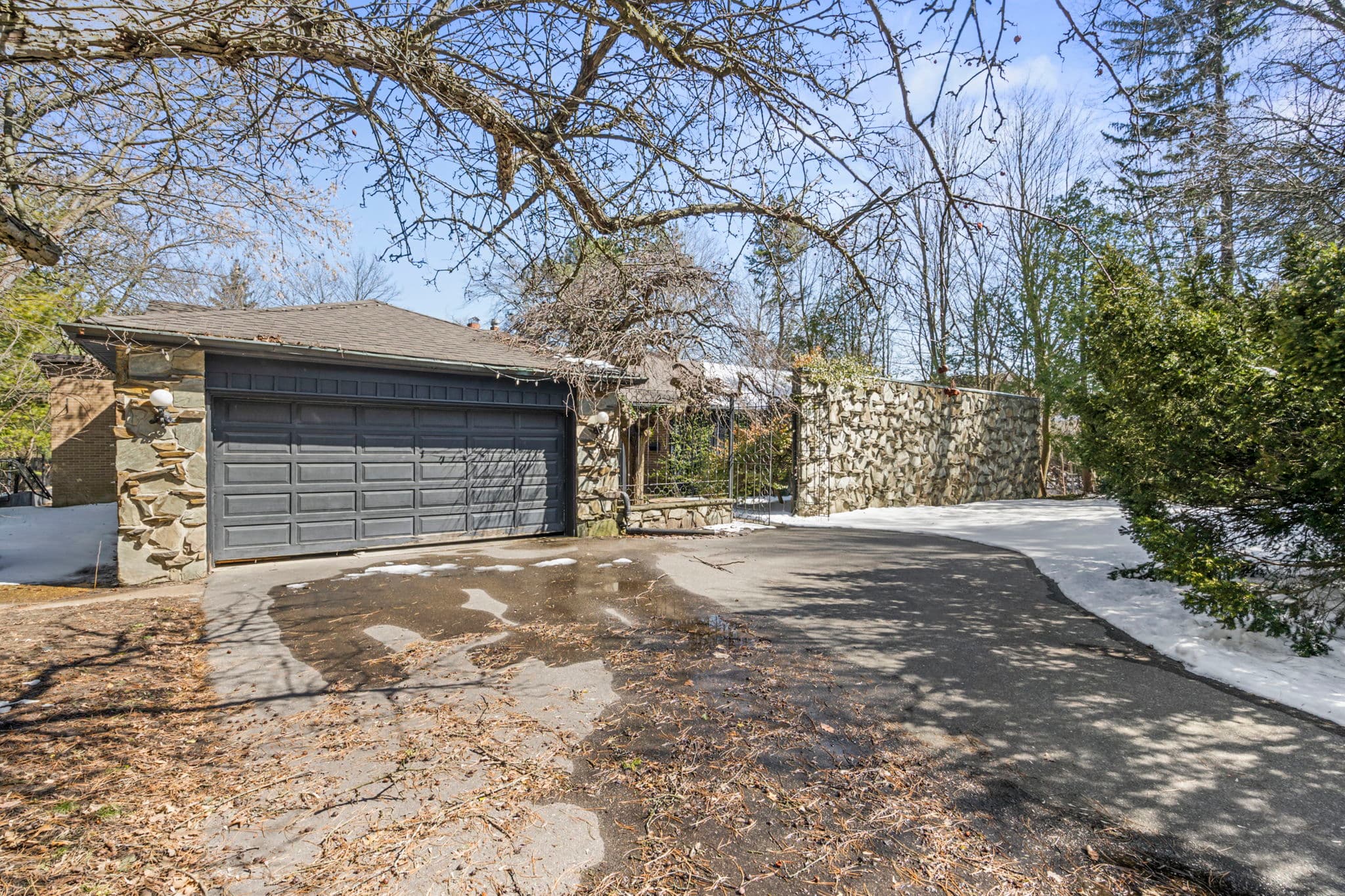 44 The Bridle Path Toronto, ON M2L 1C8