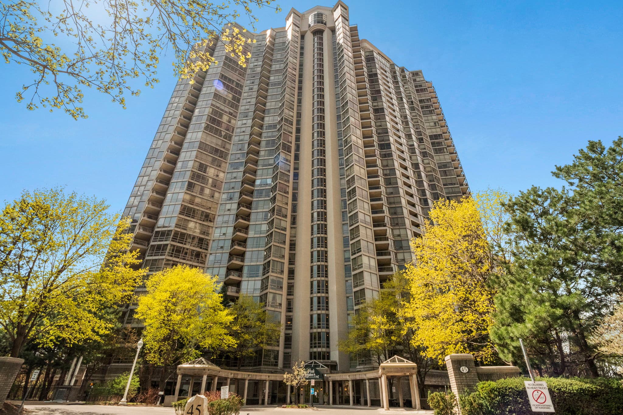 45 Kingsbridge Garden Cir 306 Mississauga, ON L5R 3K4