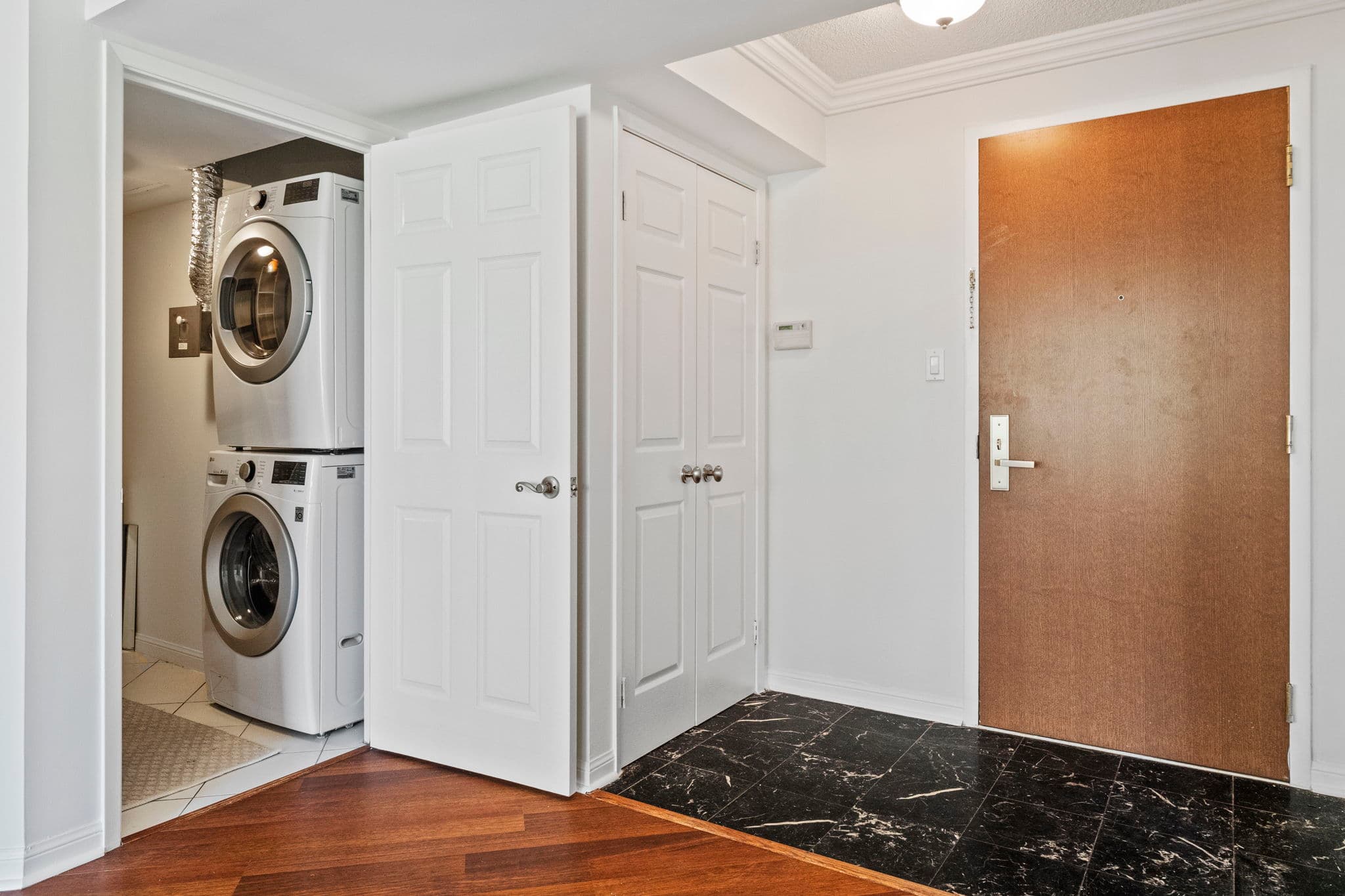 45 Kingsbridge Garden Cir 306 Mississauga, ON L5R 3K4