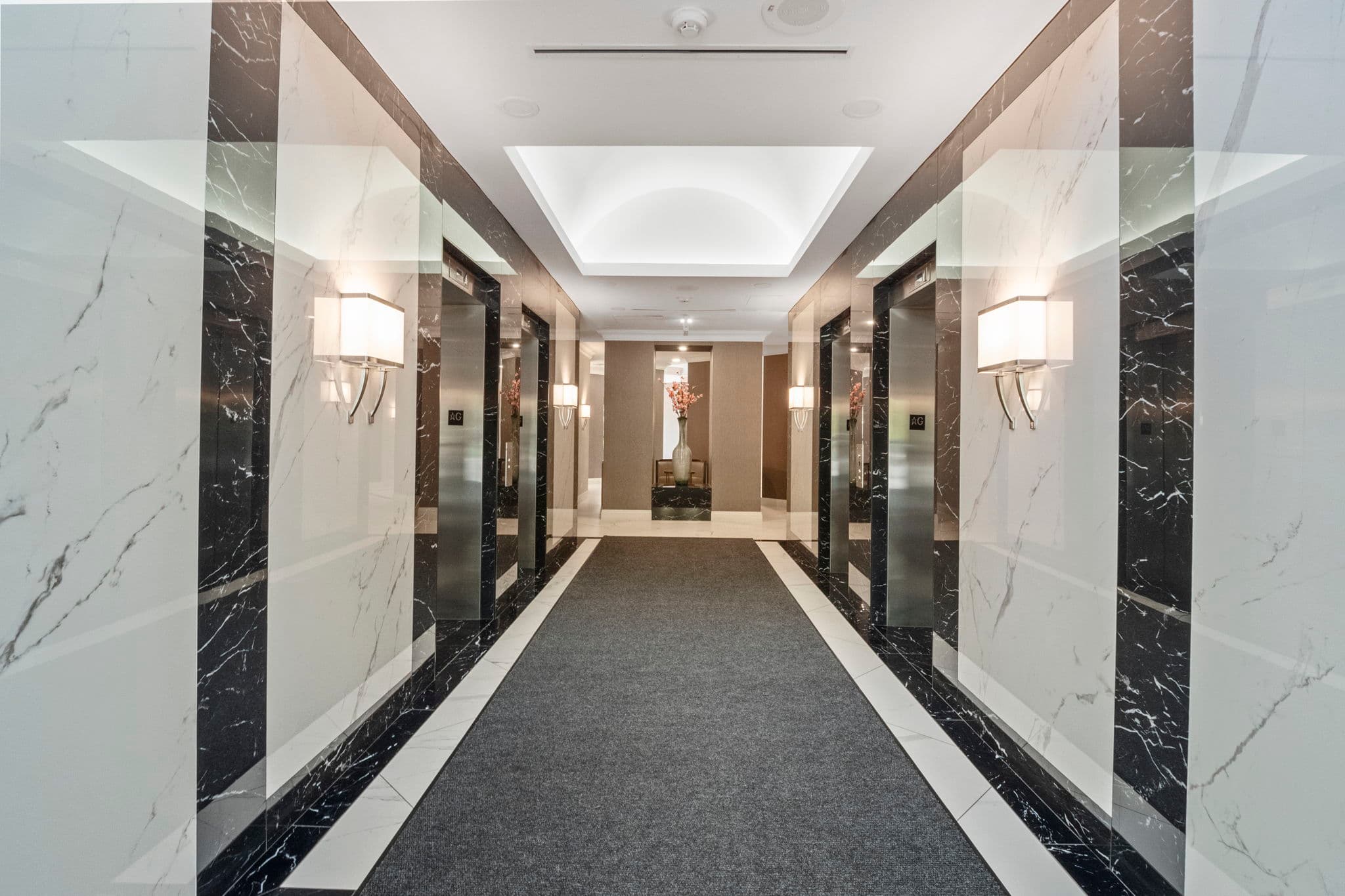 45 Kingsbridge Garden Cir 306 Mississauga, ON L5R 3K4