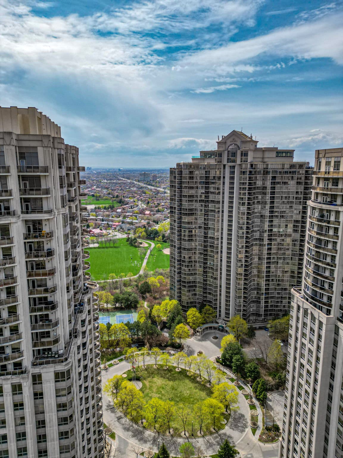 45 Kingsbridge Garden Cir 306 Mississauga, ON L5R 3K4