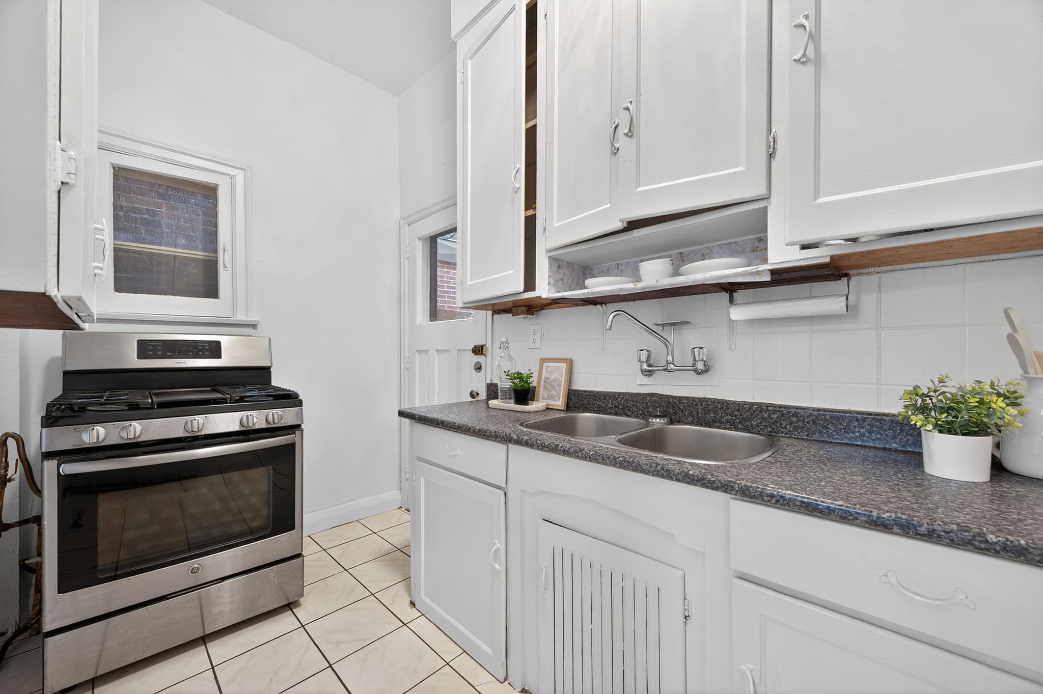 487 Clendenan Ave Toronto, ON M6P 2X7