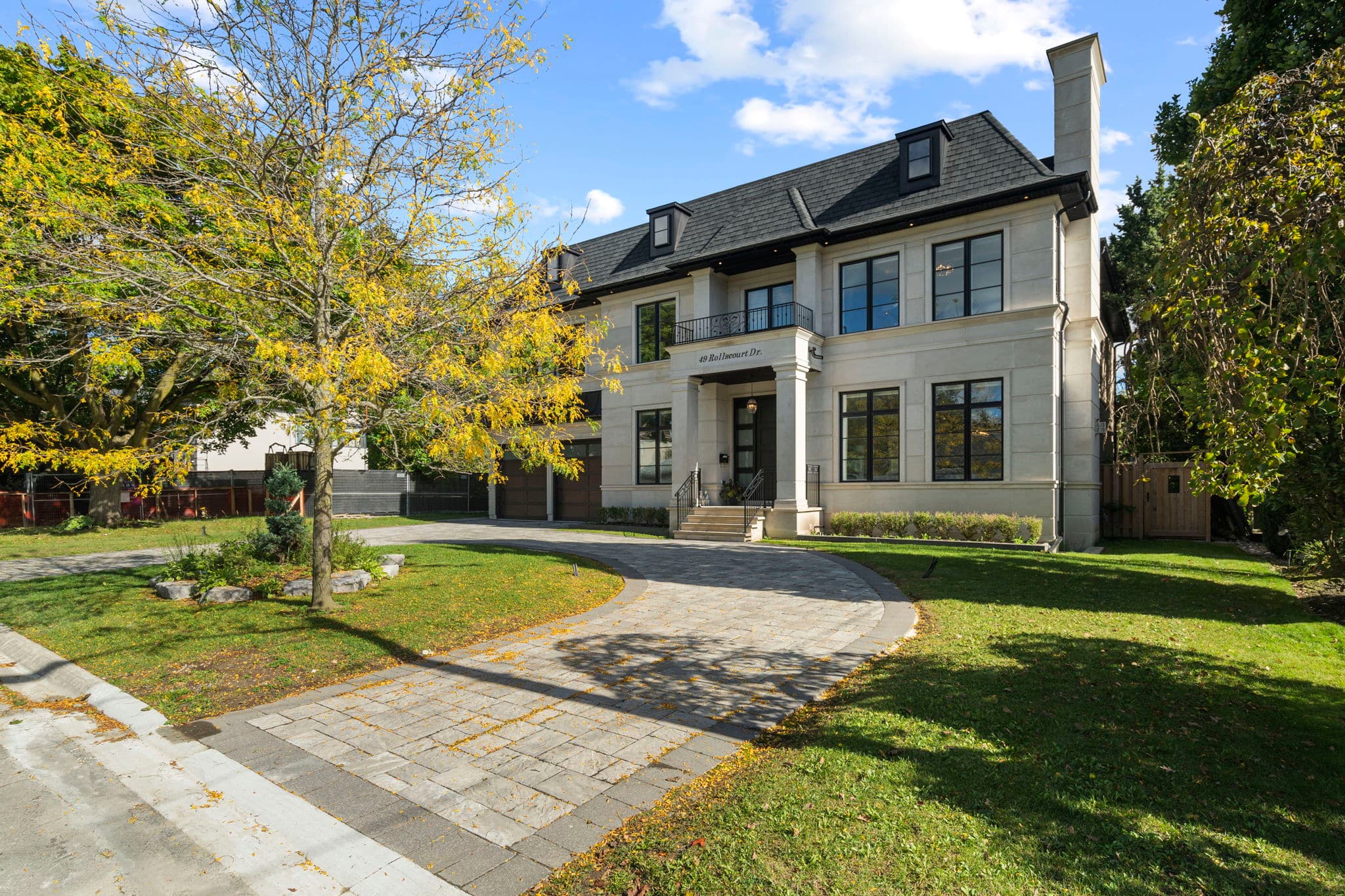 49 Rollscourt Dr Toronto, ON M2L 1X6