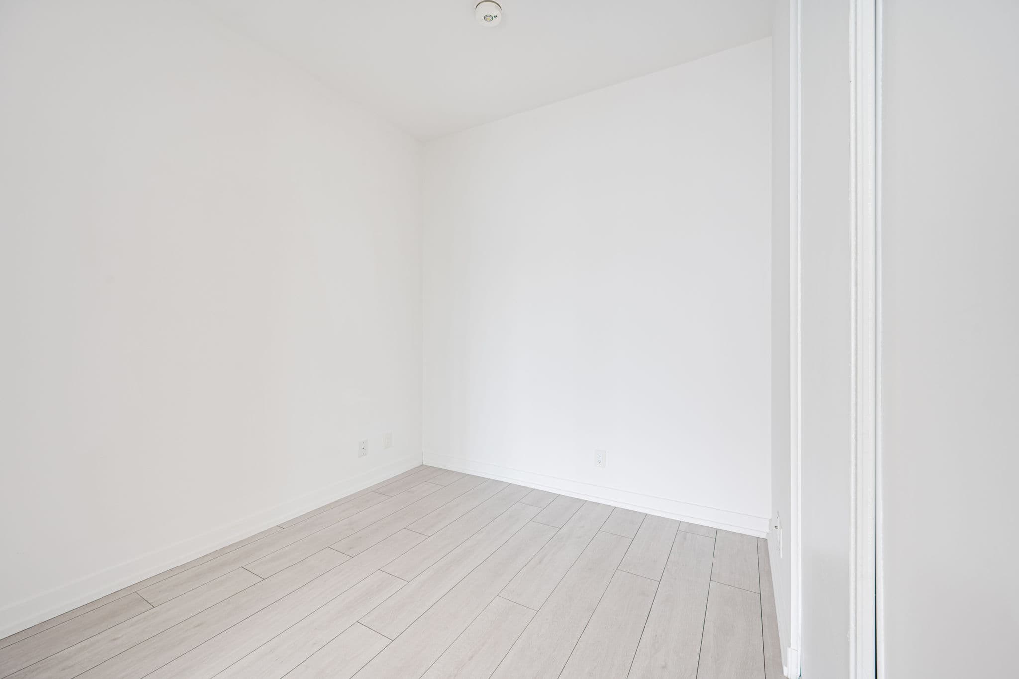 5 Buttermill Ave. Unit 1506 Vaughan, ON L4K 0J5