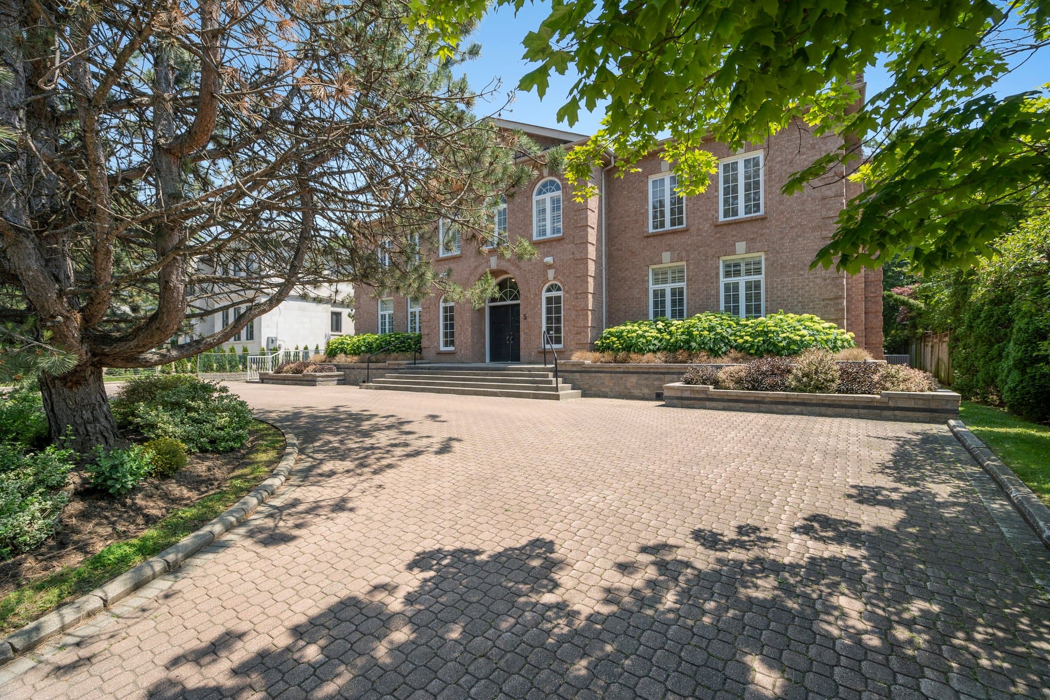5 Sandfield Rd Toronto, ON M3B 2B6