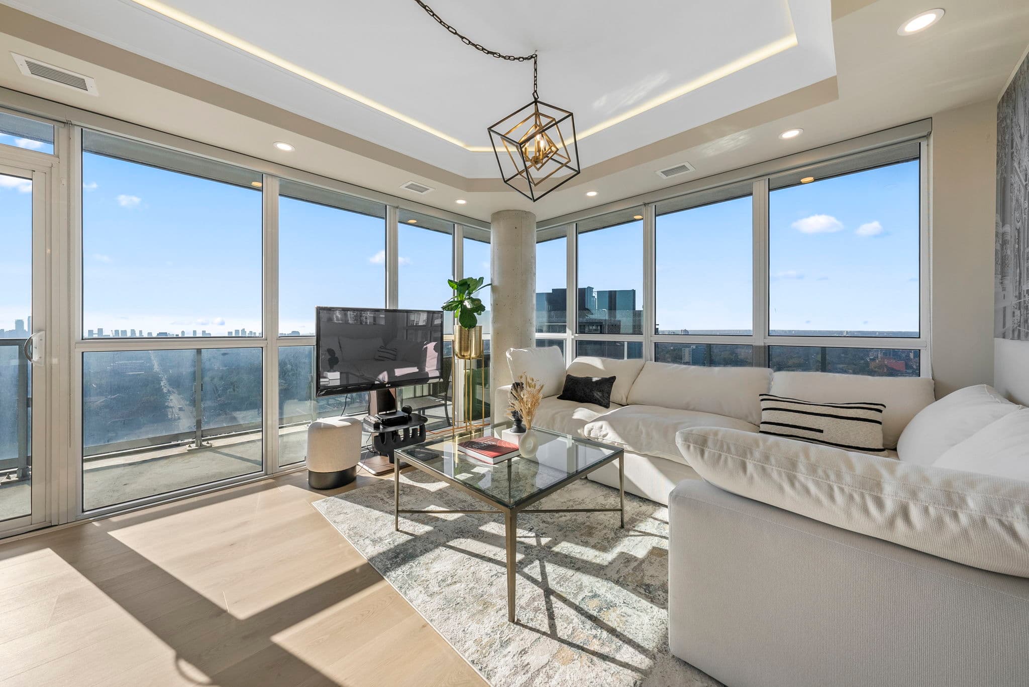 501 St Clair Ave W Unit 1907 Toronto, ON M5P 0A2
