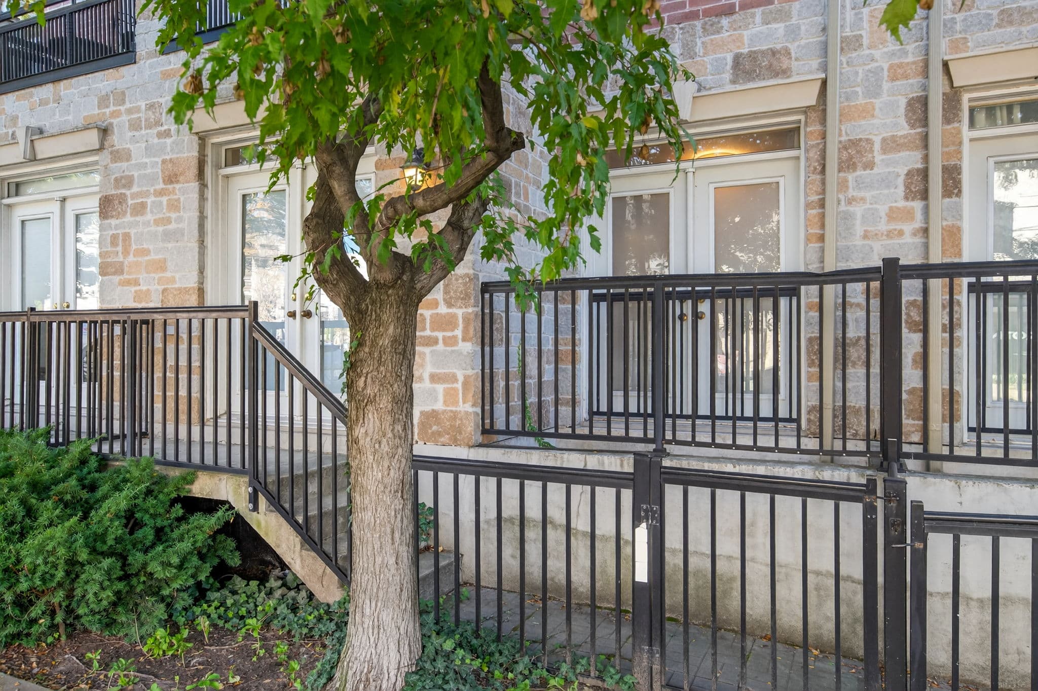 55 Halton St unit 103 Toronto, ON M6J 1R5