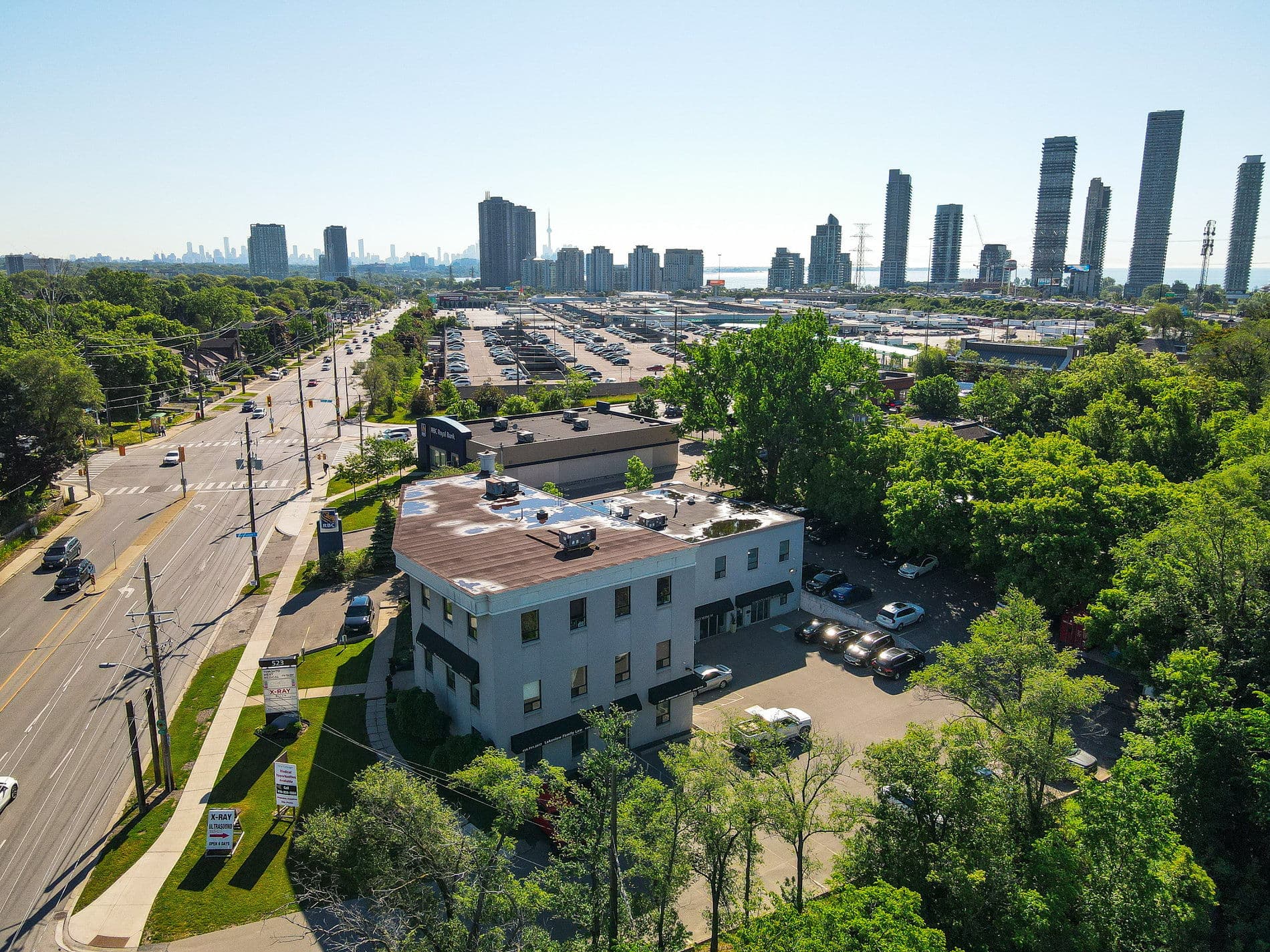 523 The Queensway Toronto, ON M8Y 1J6