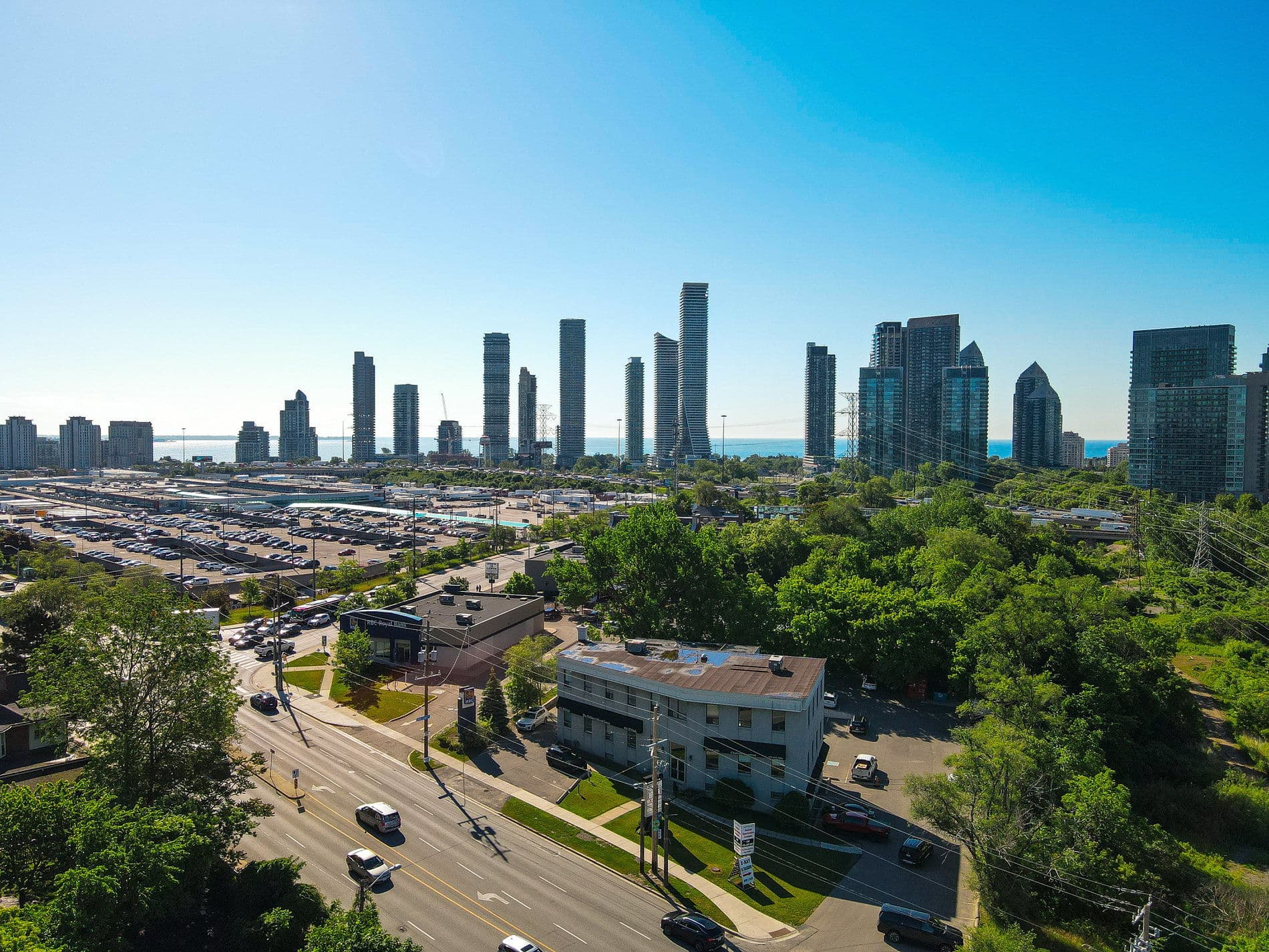 523 The Queensway Toronto, ON M8Y 1J6