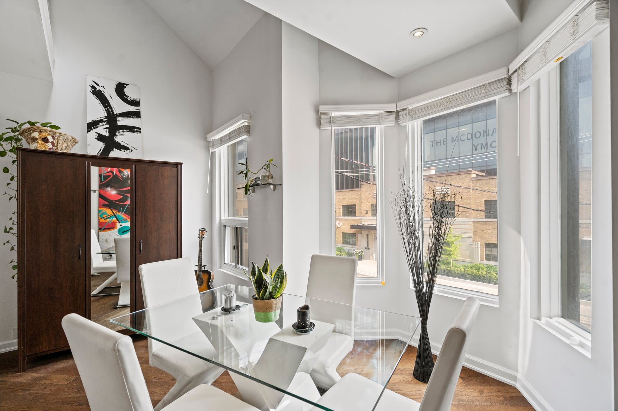 530 Richmond St W Toronto, ON M5V 1Y4