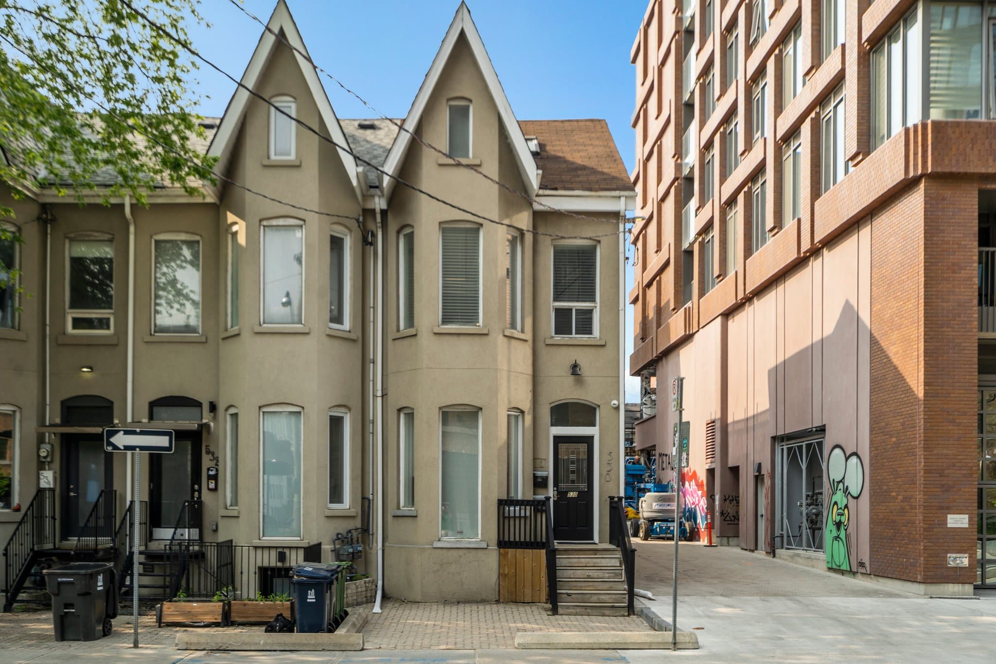 530 Richmond St W Toronto, ON M5V 1Y4
