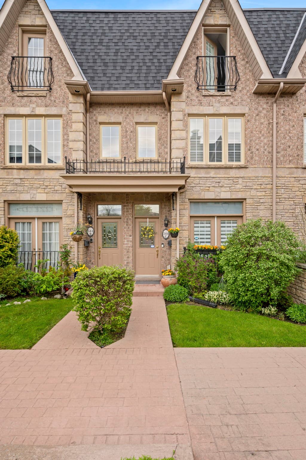 544C Scarlett Rd Toronto, ON M9P 2S2