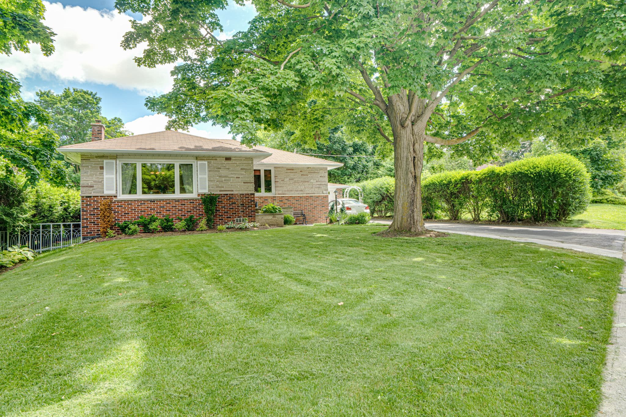 57 Roxborough Rd Newmarket, ON L3Y 3K8