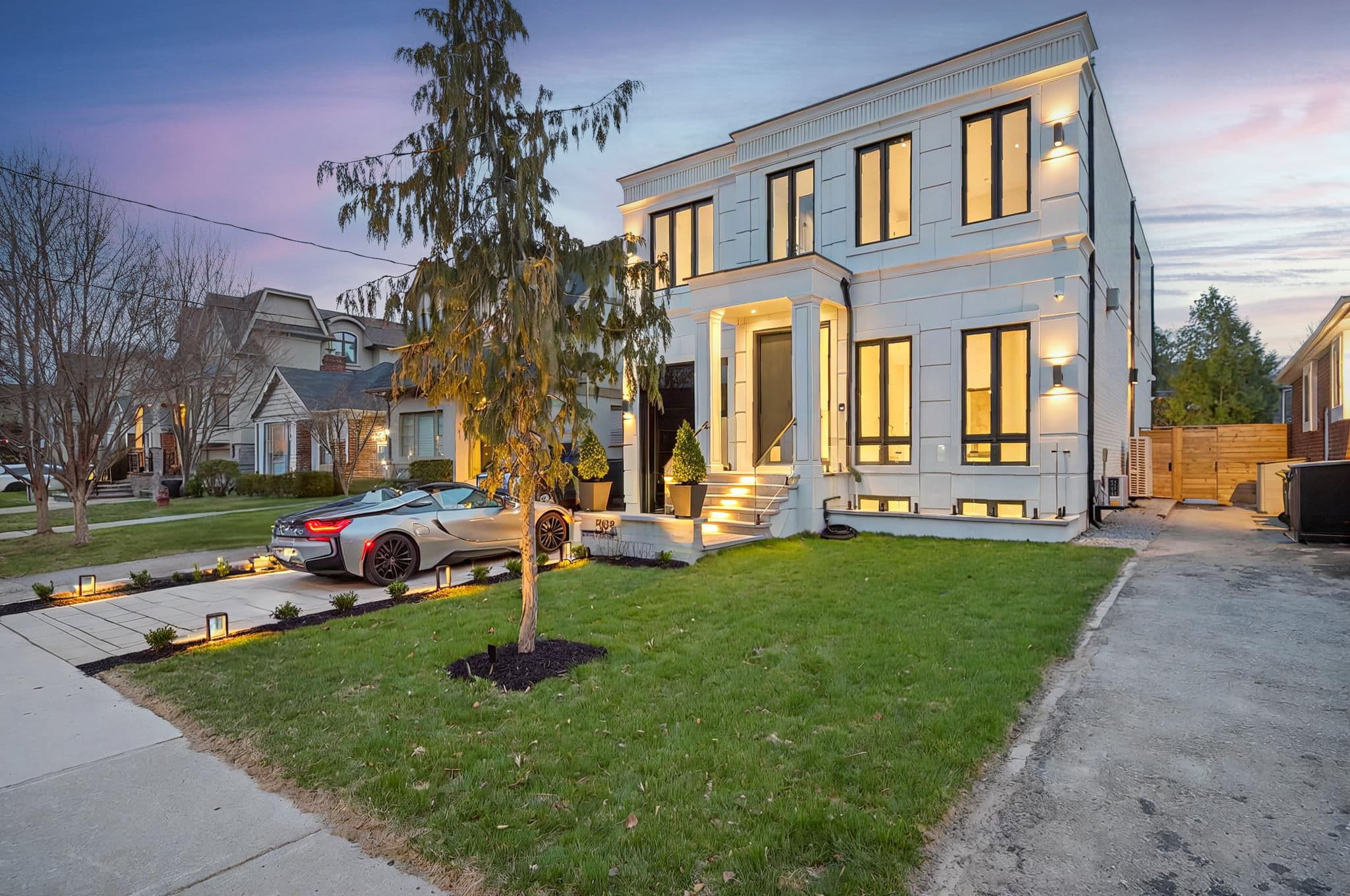 595 Broadway Ave Toronto, ON M4G 2S4