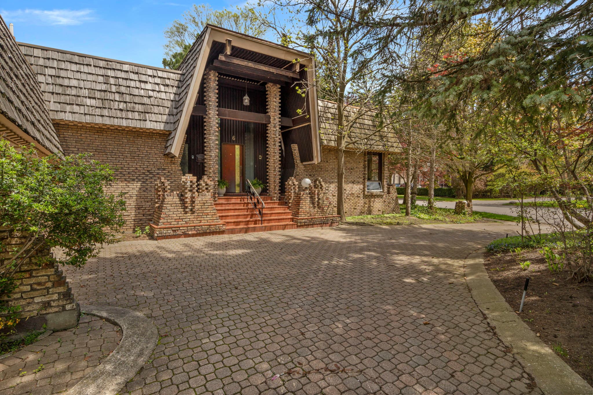 6 Chieftain Crescent Toronto, ON M2L 2H4