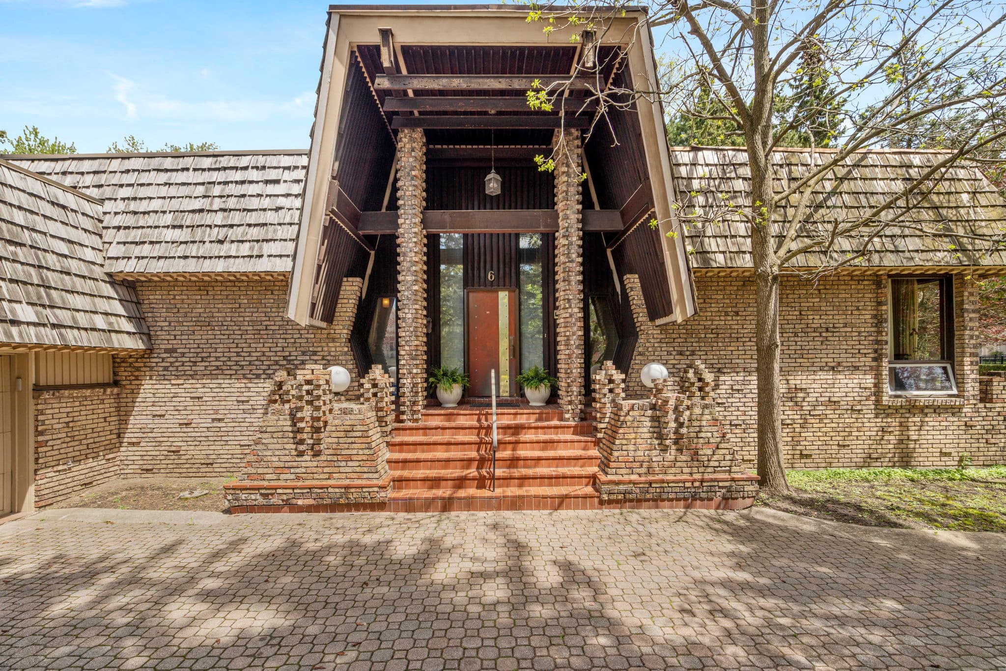 6 Chieftain Crescent Toronto, ON M2L 2H4