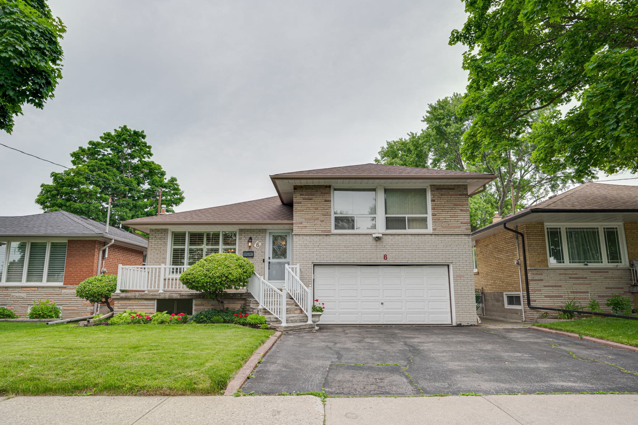 6 Sturton Rd Toronto, ON M9P 2C6