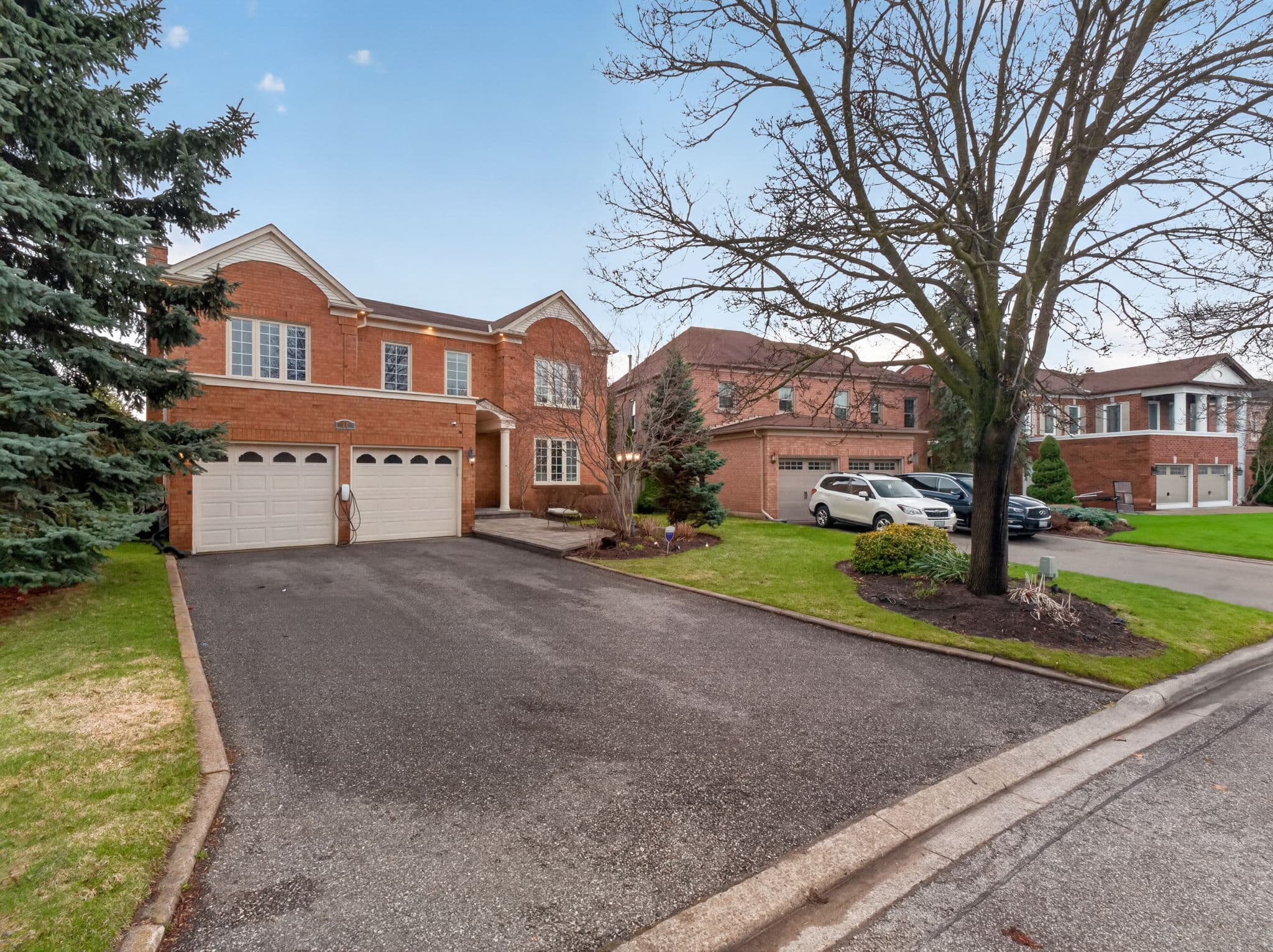 60 Gatcombe Cir Richmond Hill, ON L4C 9P5