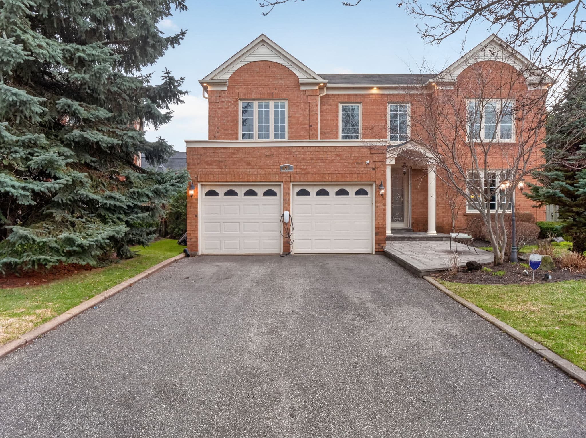 60 Gatcombe Cir Richmond Hill, ON L4C 9P5