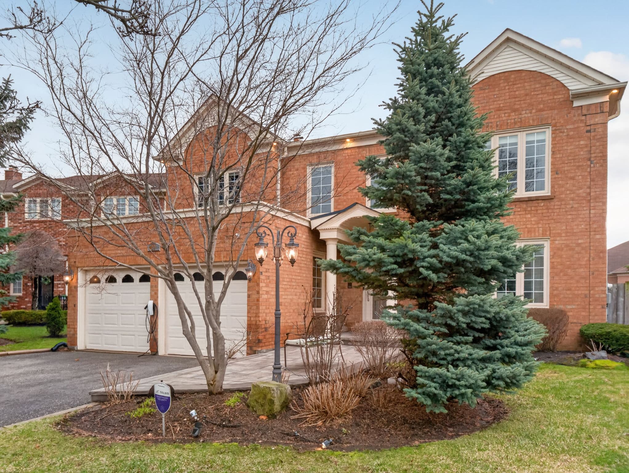 60 Gatcombe Cir Richmond Hill, ON L4C 9P5