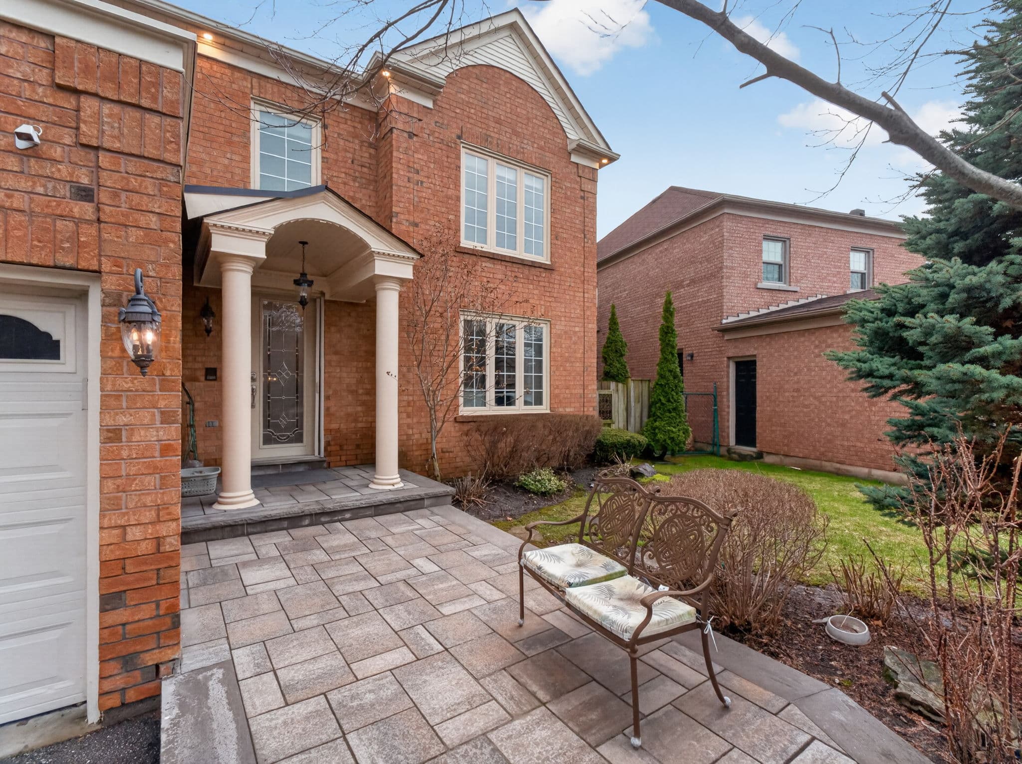 60 Gatcombe Cir Richmond Hill, ON L4C 9P5