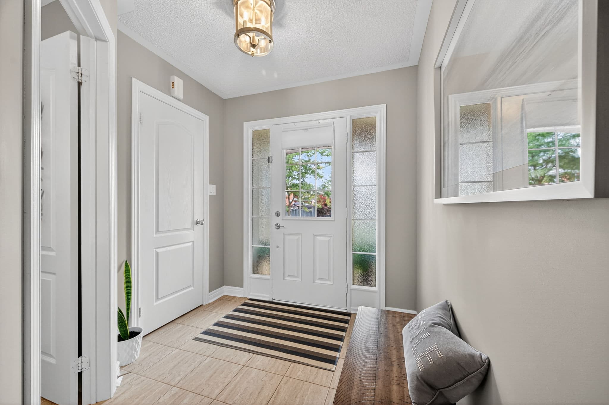 60 Sundragon Trail Bradford West Gwillimbury, ON L3Z 2A5