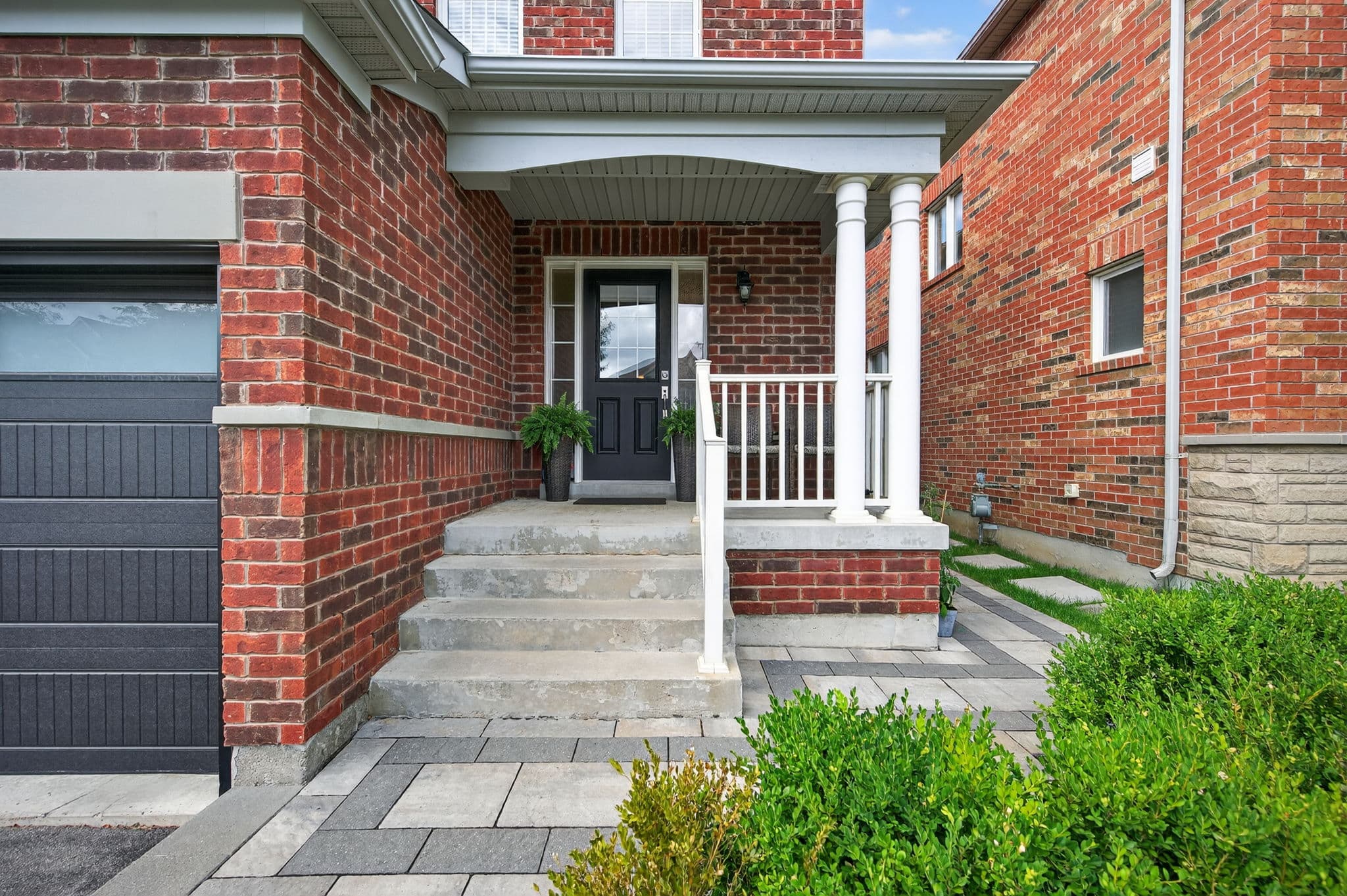 60 Sundragon Trail Bradford West Gwillimbury, ON L3Z 2A5