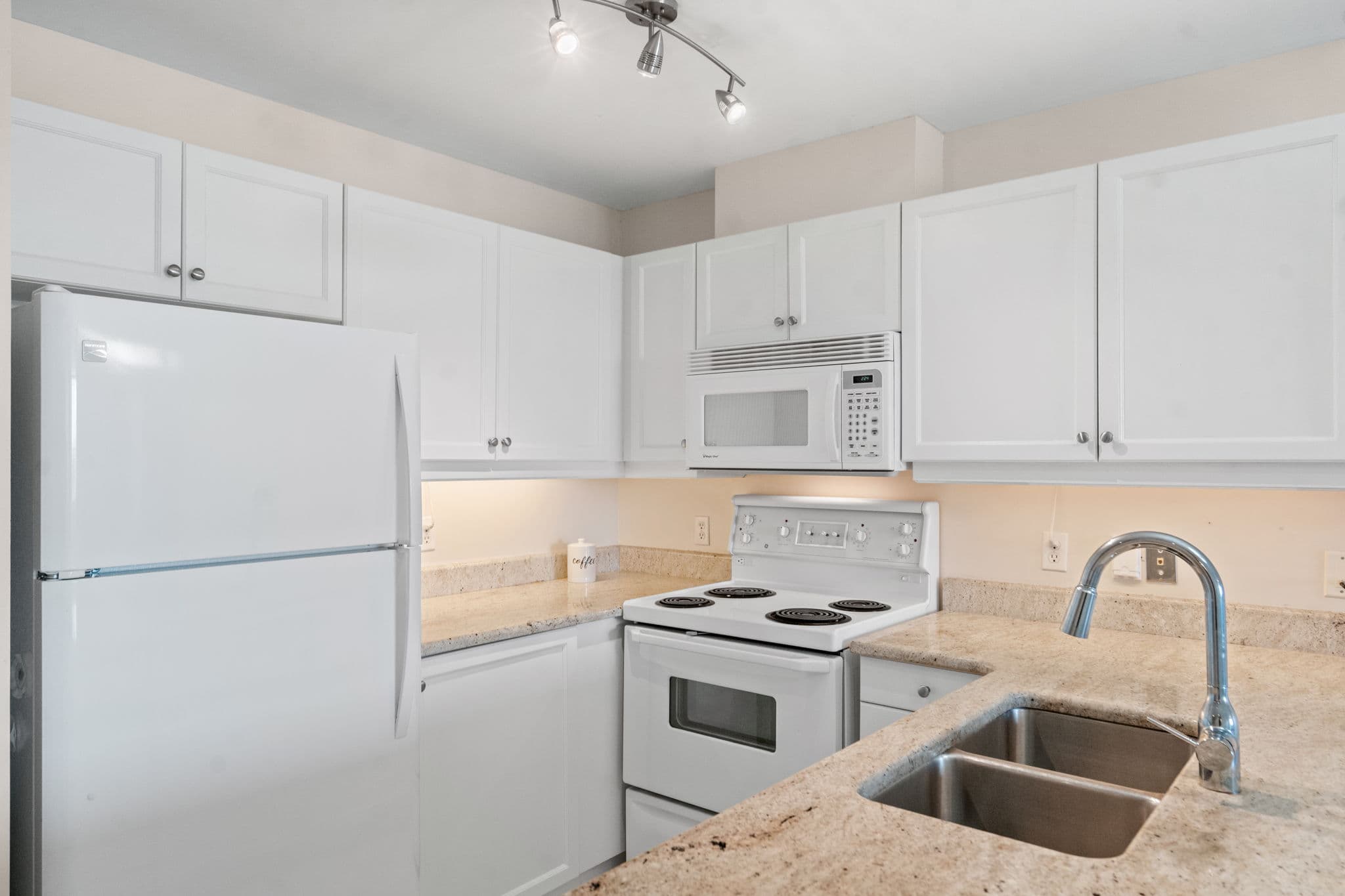 600 Eglinton Ave E 301 Toronto, ON M4P 1P3