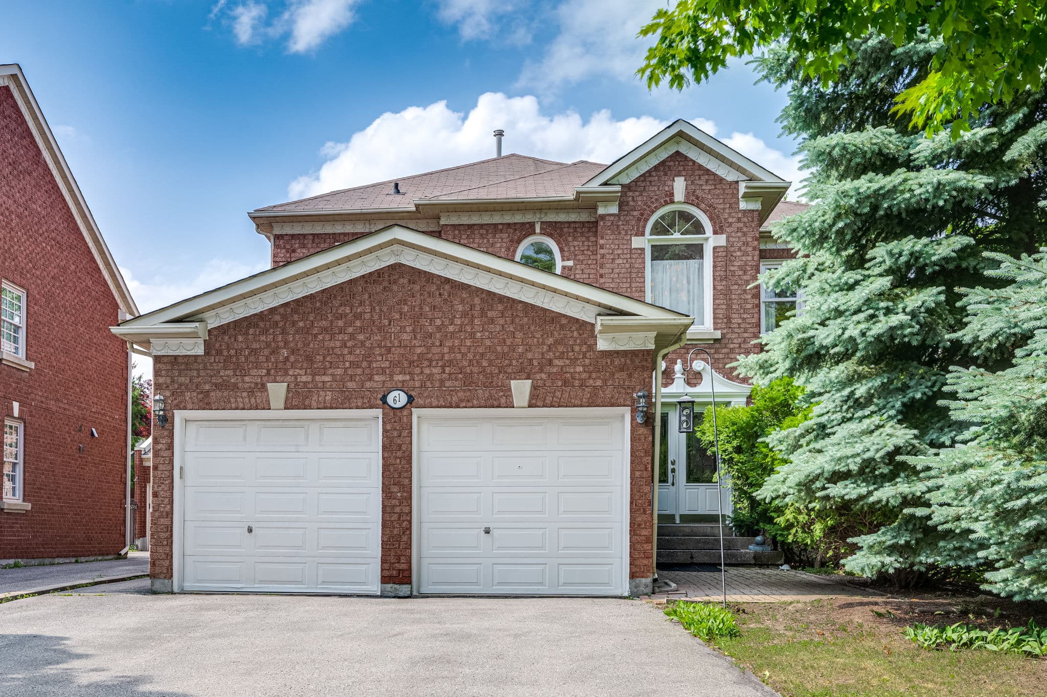 61 Willett Crescent Richmond Hill, ON L4C 7W2