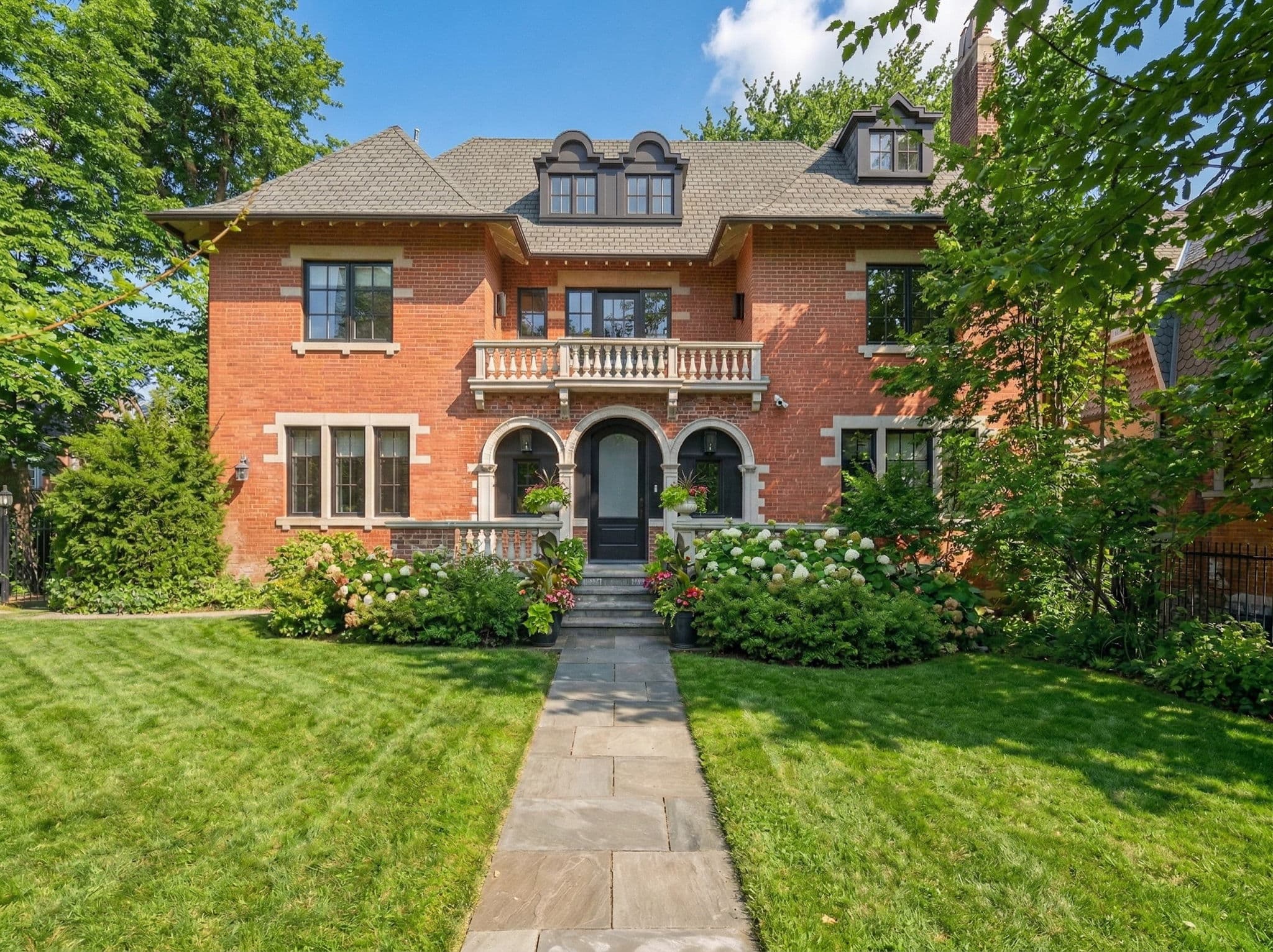62 Maple Ave Toronto, ON M4W 2T7