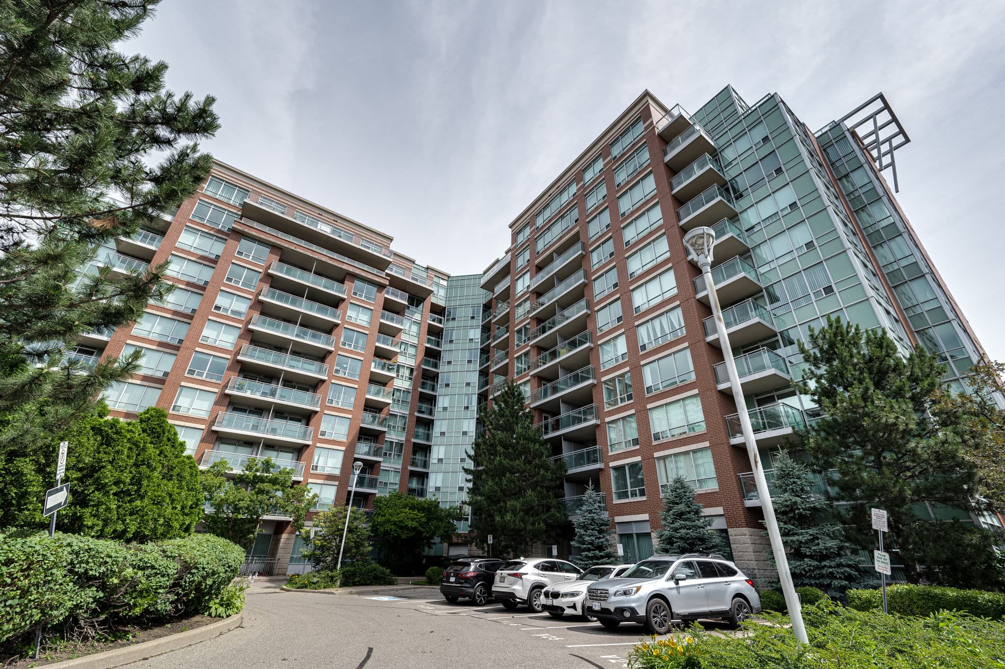 62 Suncrest Blvd Unit 807 Markham, ON L3T 7Y6