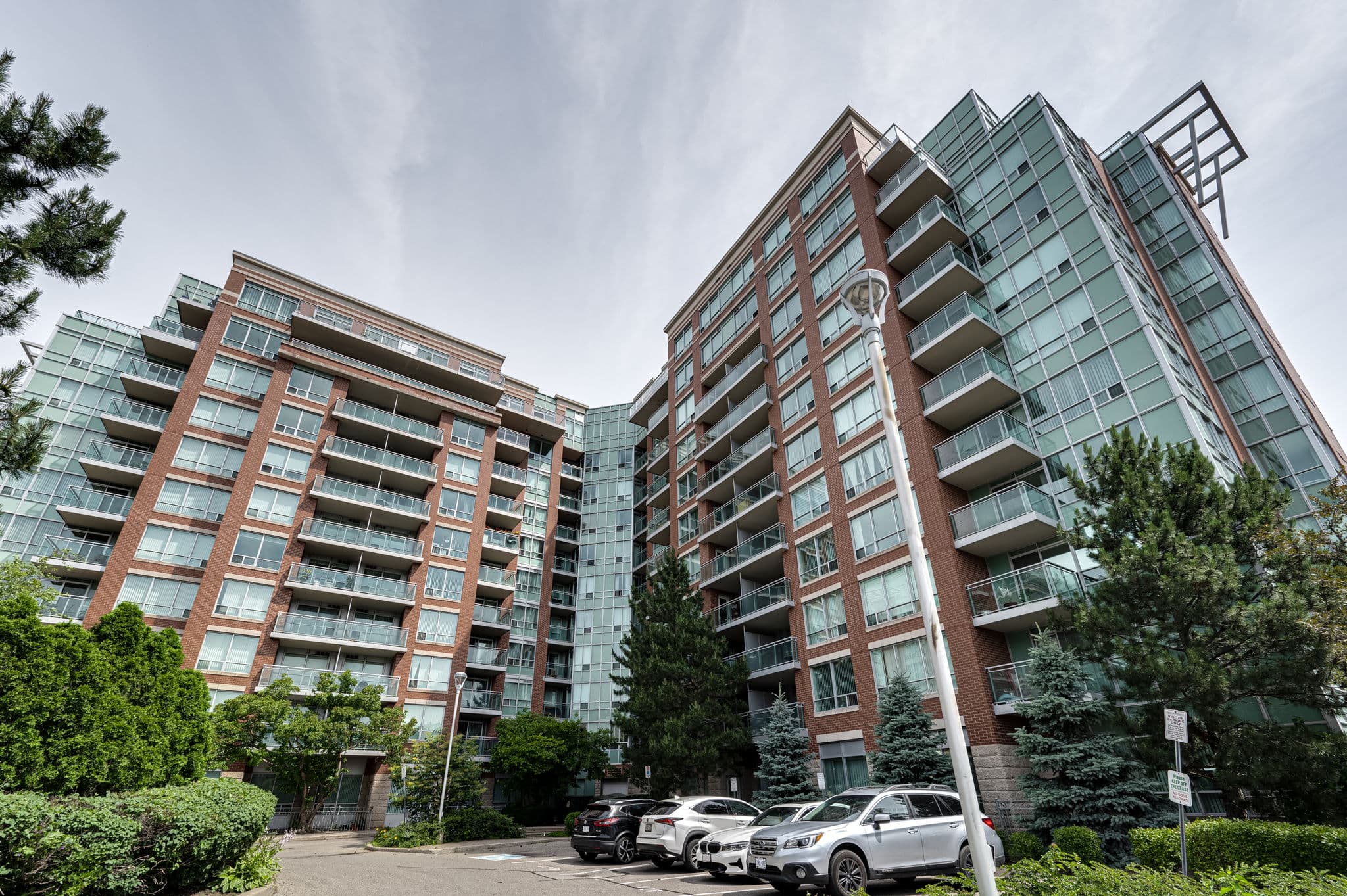 62 Suncrest Blvd Unit 807 Markham, ON L3T 7Y6