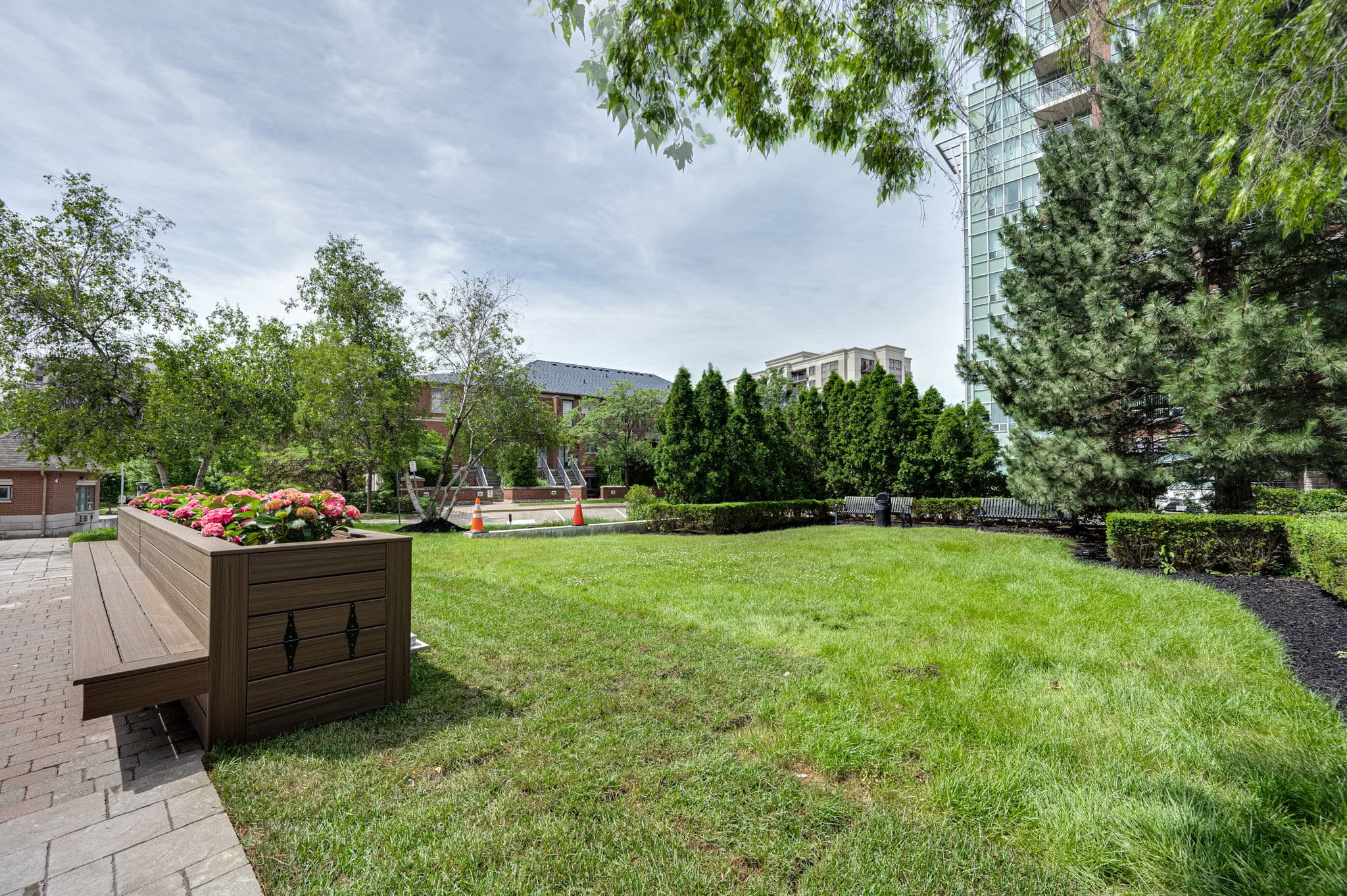 62 Suncrest Blvd Unit 807 Markham, ON L3T 7Y6