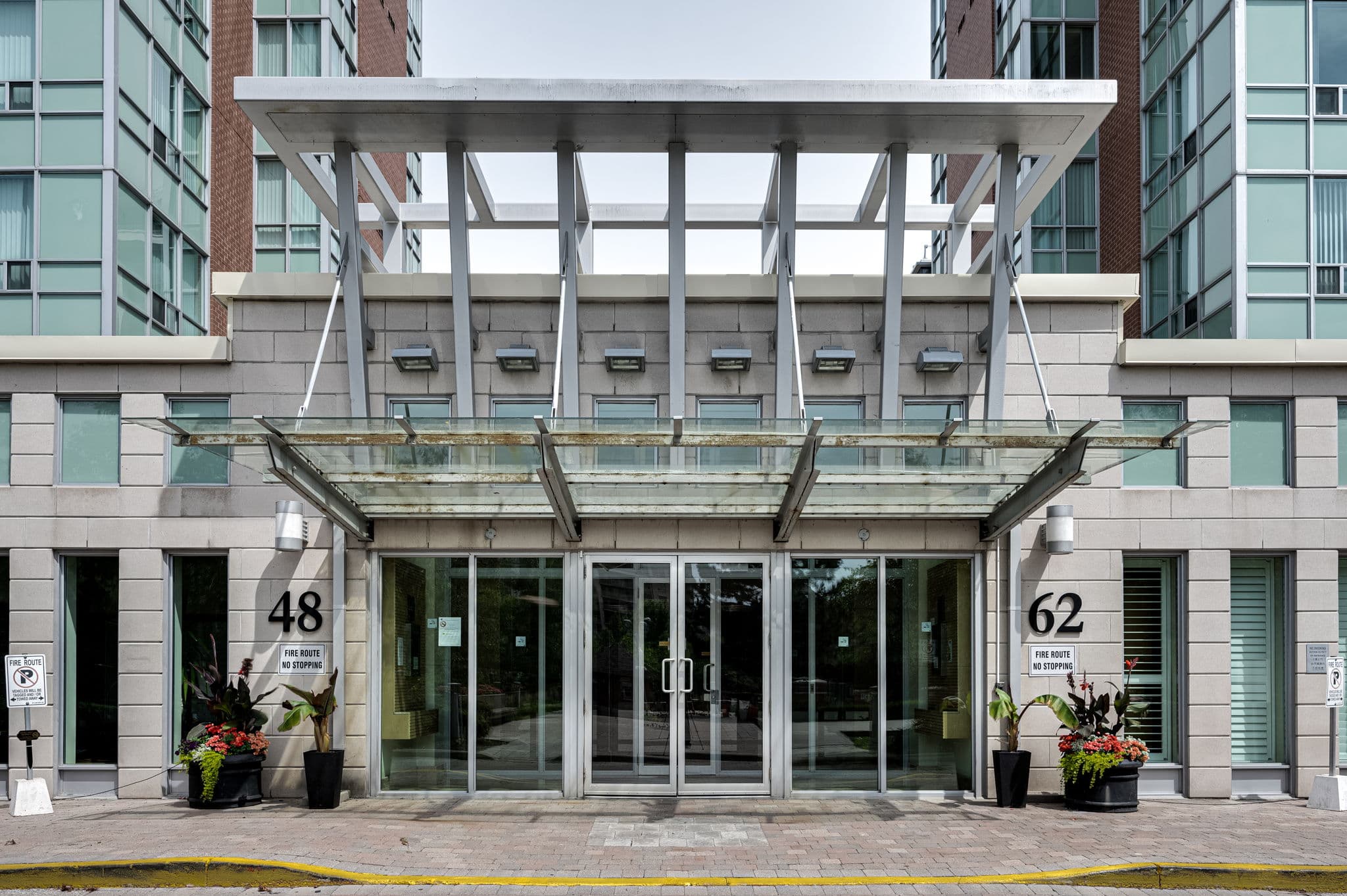 62 Suncrest Blvd Unit 807 Markham, ON L3T 7Y6