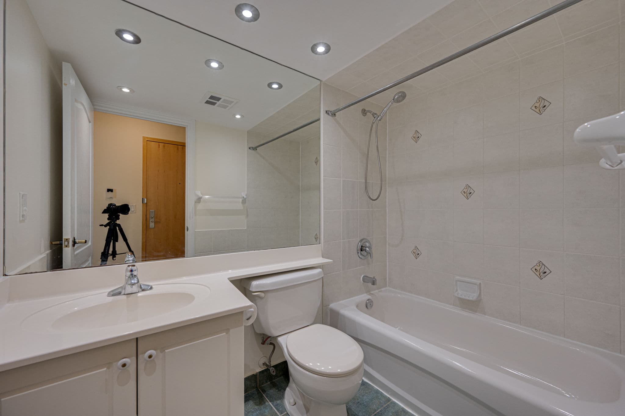 62 Suncrest Blvd Unit 807 Markham, ON L3T 7Y6