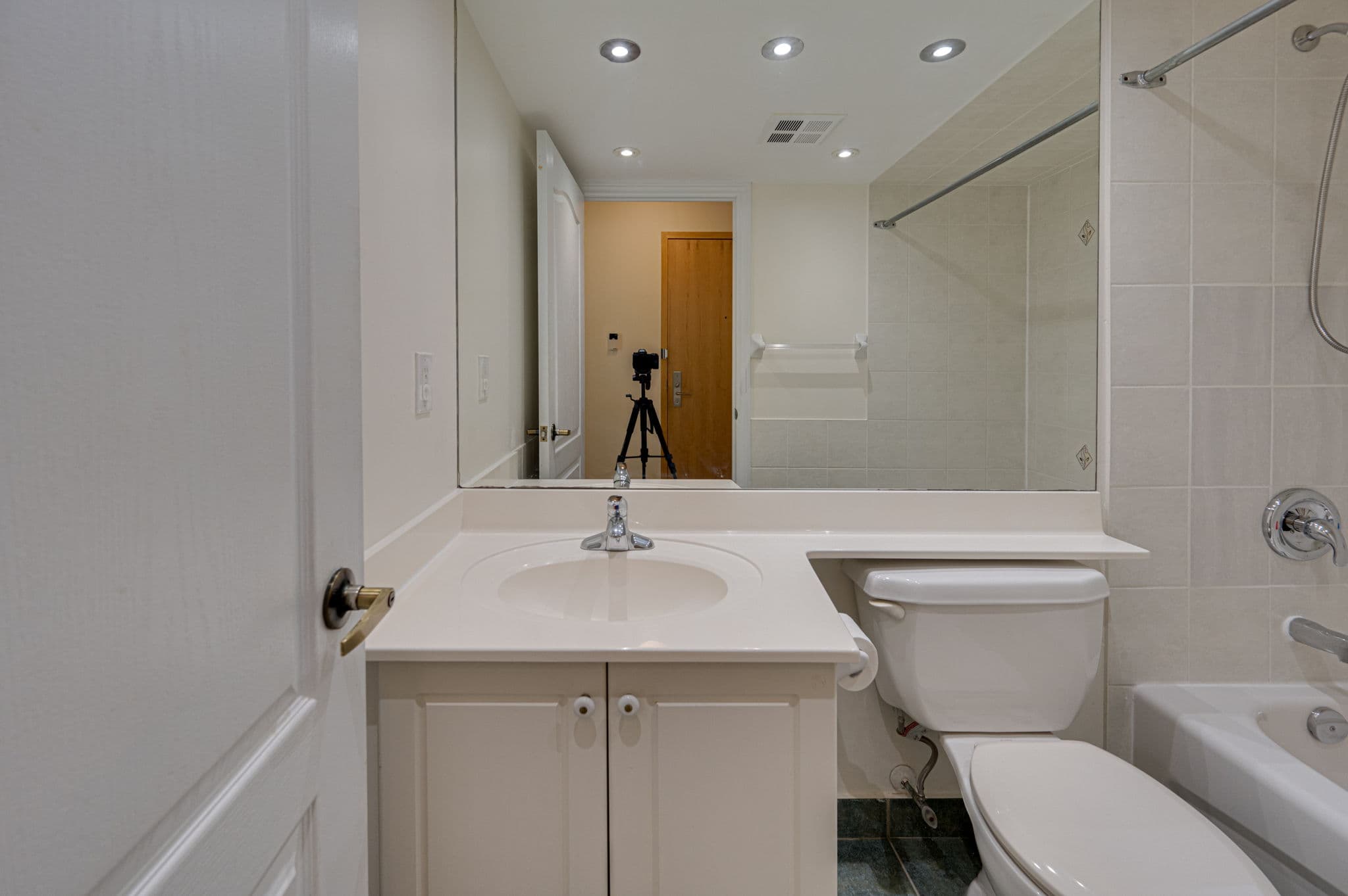 62 Suncrest Blvd Unit 807 Markham, ON L3T 7Y6