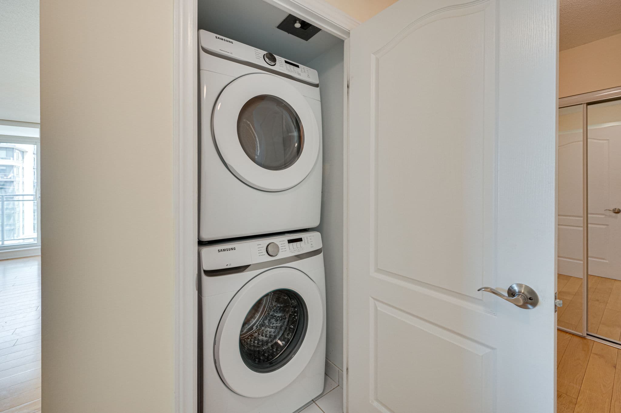 62 Suncrest Blvd Unit 807 Markham, ON L3T 7Y6