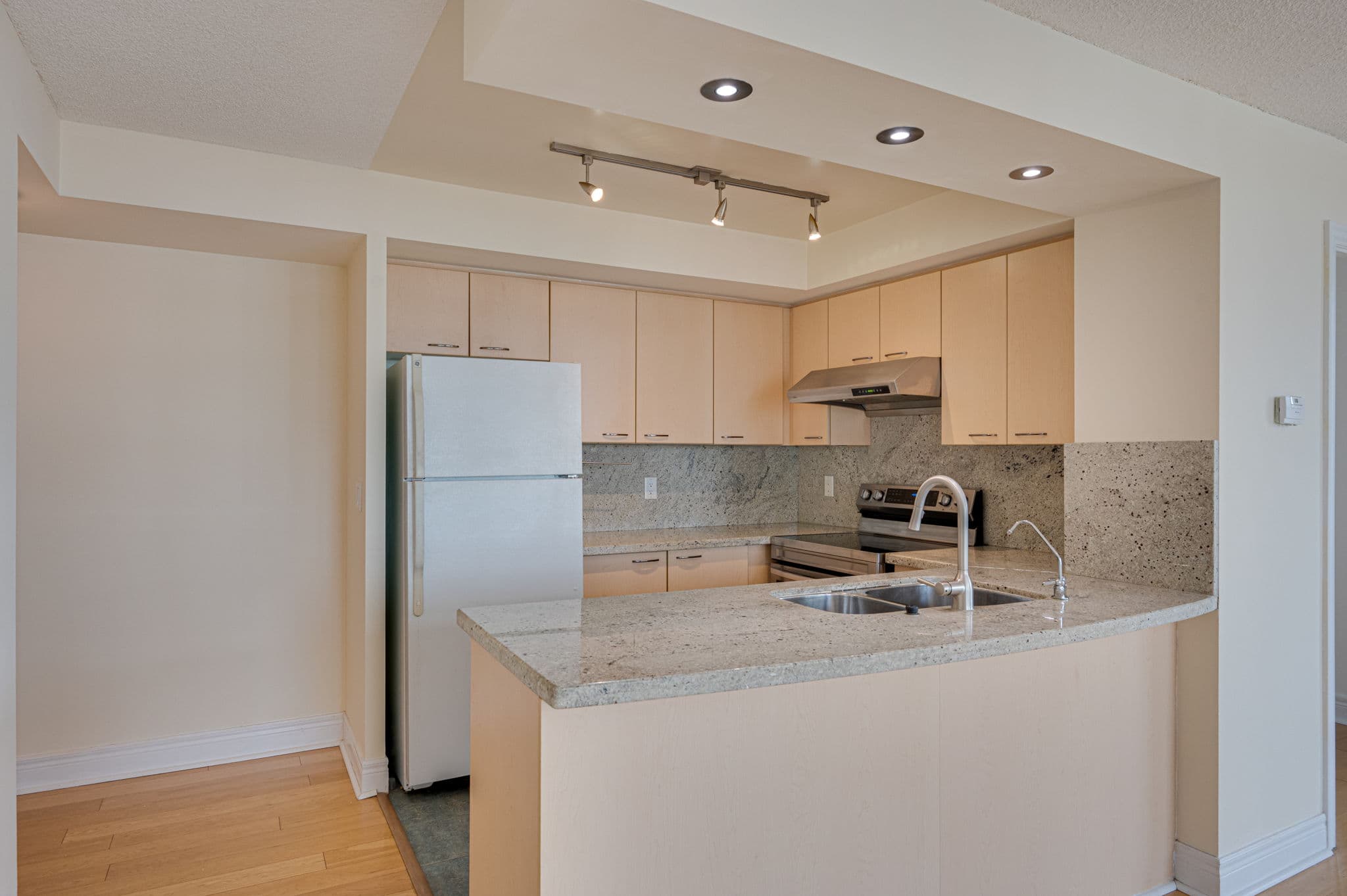 62 Suncrest Blvd Unit 807 Markham, ON L3T 7Y6