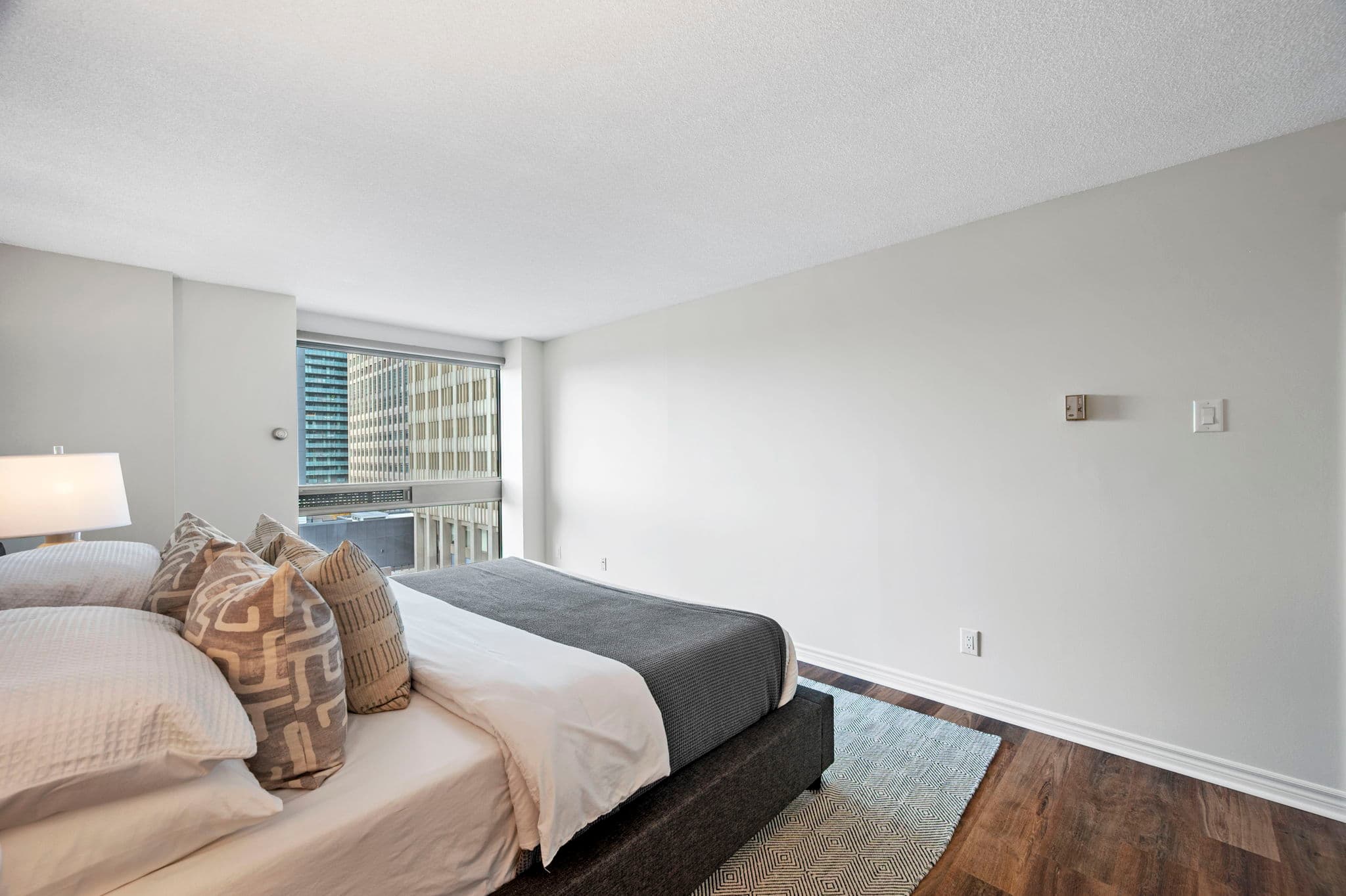 63 St Clair Ave W Unit 703 Toronto, ON M4V 2Y9