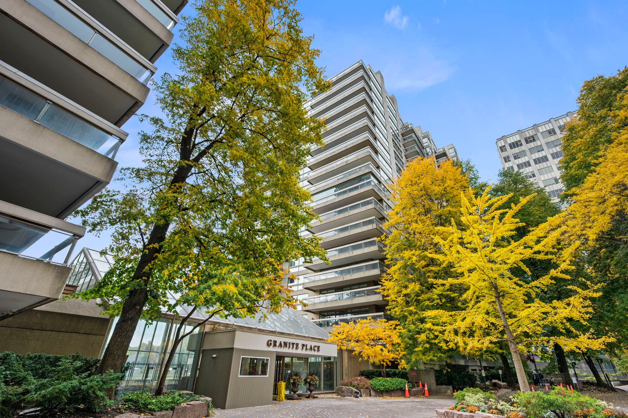 63 St Clair Ave W Unit 703 Toronto, ON M4V 2Y9