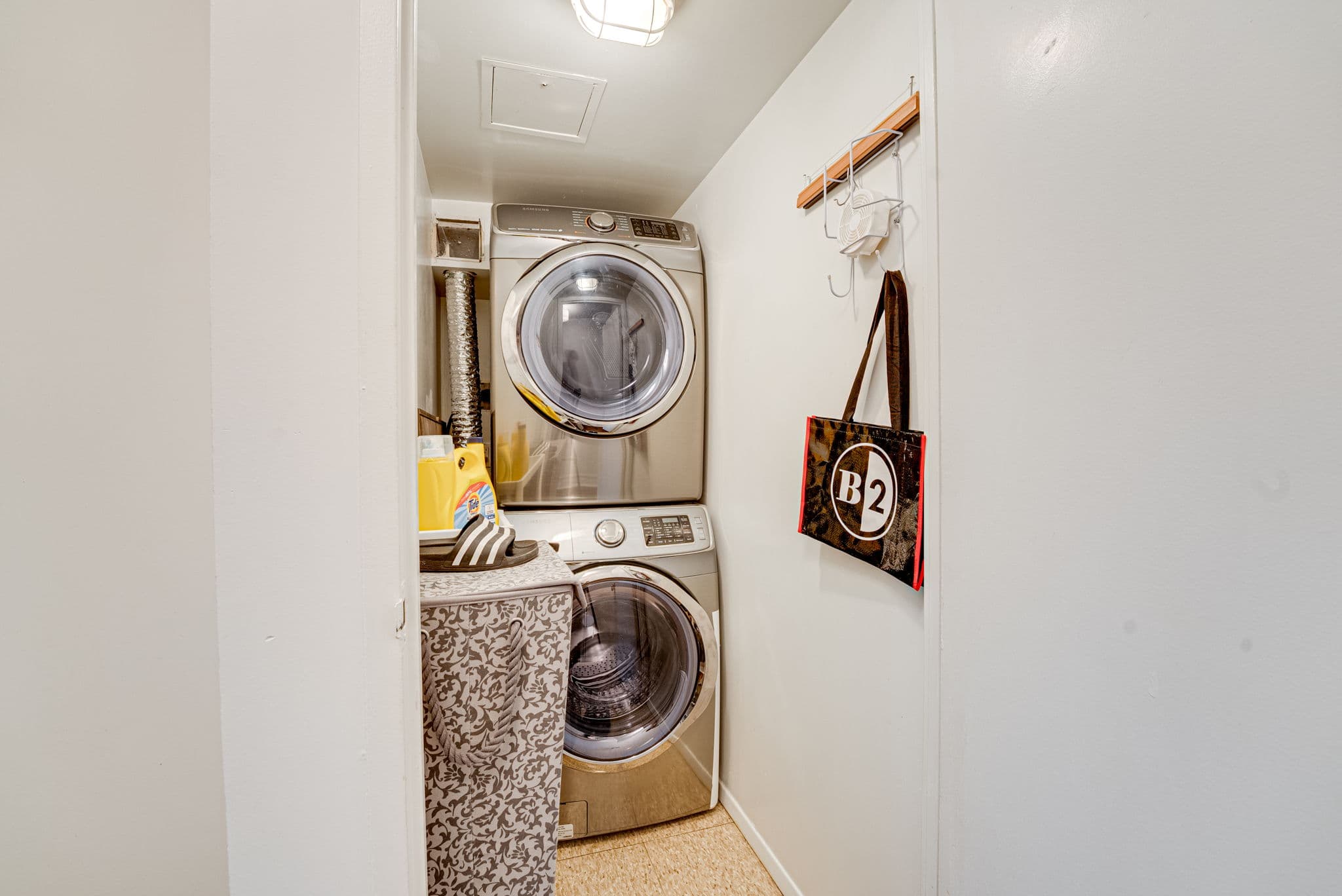 633 Bay St. Unit 2308 Toronto, ON M5G 2G4