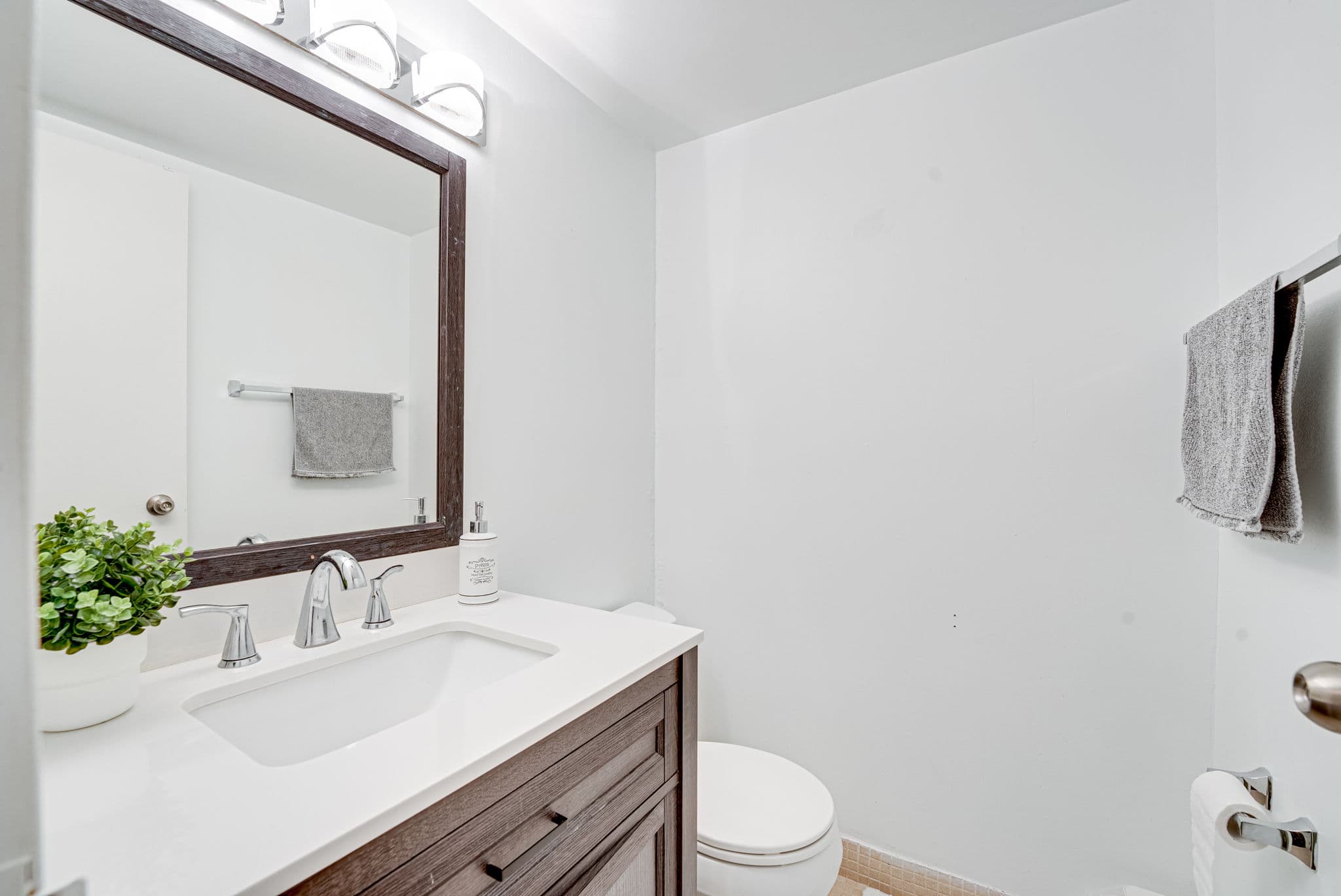 633 Bay St. Unit 2308 Toronto, ON M5G 2G4