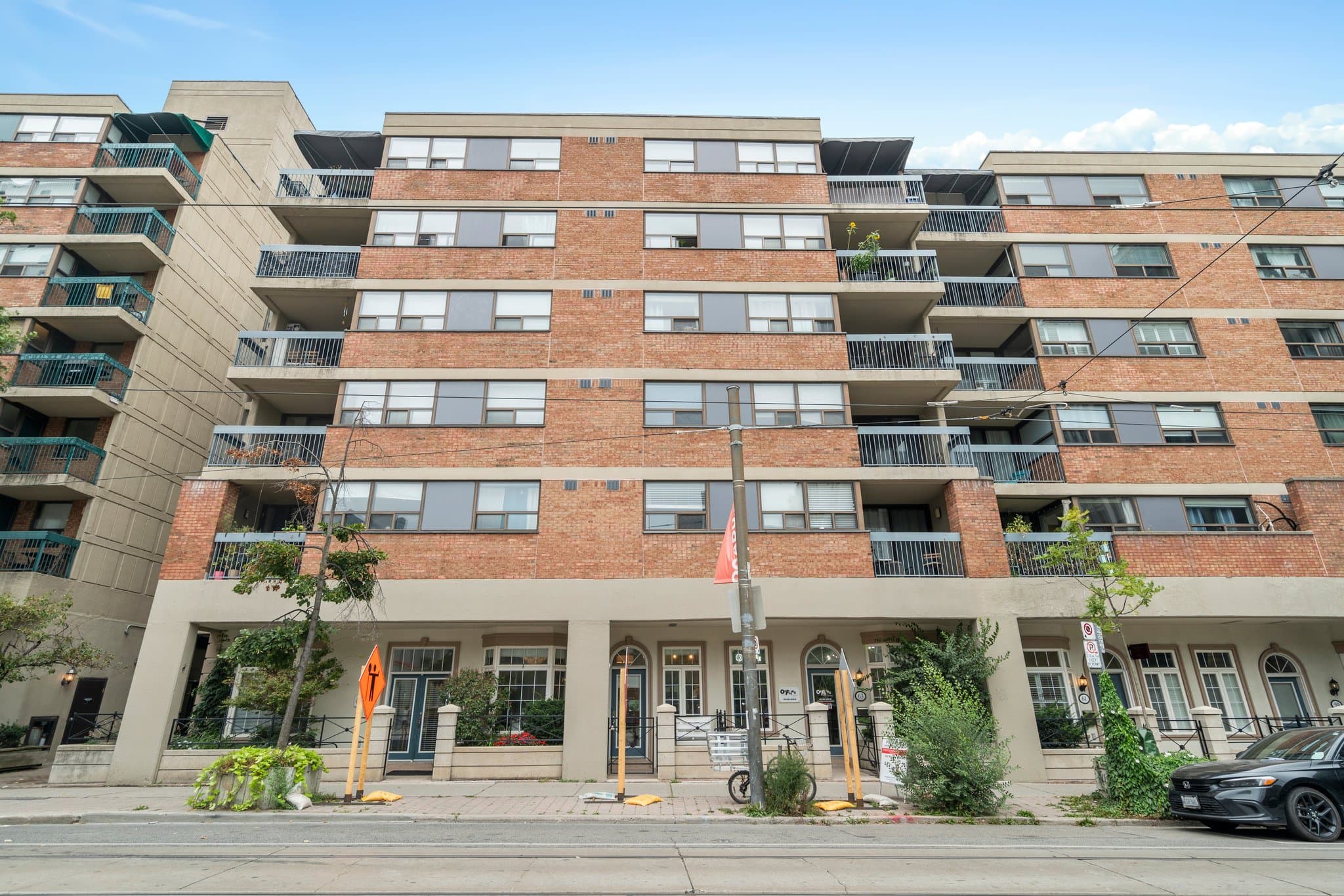 65 McCaul St Toronto, ON M5T 2X1