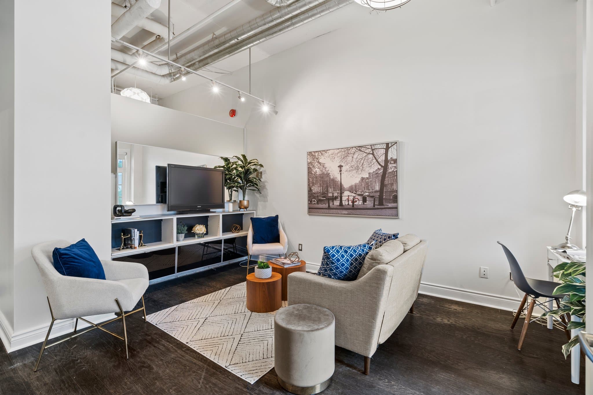 65 McCaul St Toronto, ON M5T 2X1